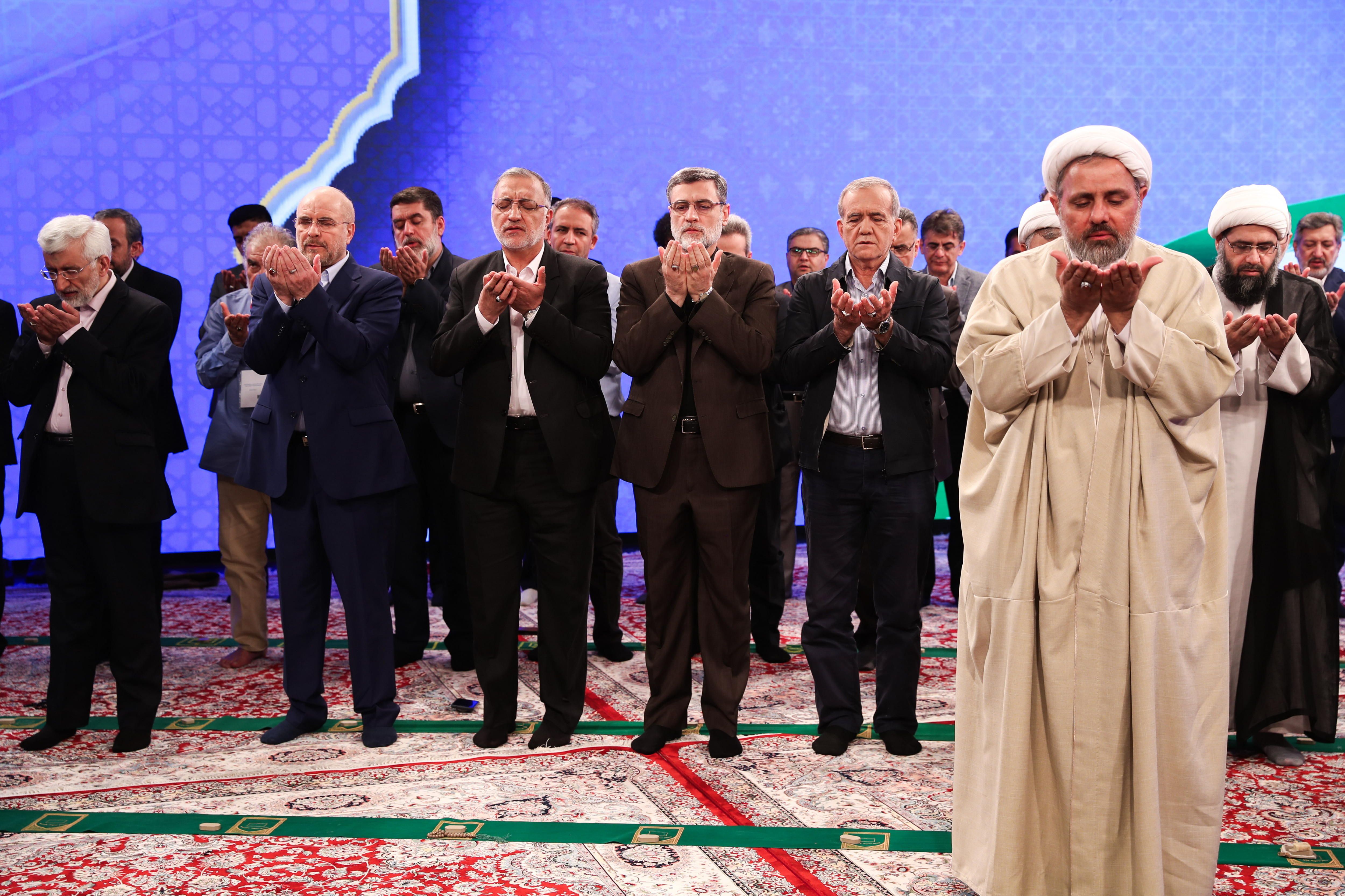 Irango presidentetzarako bozetako hautagaiak, herrialdeko lider goren Ali Khameneiren atzean, joan den astean, Teheranen. IRANIAN STATE TV / EFE