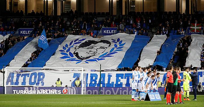 Aitor Zabaletaren omenezko irudia, atzo, Anoeta estadioko harmailetan. JUEN HERRERO, EFE