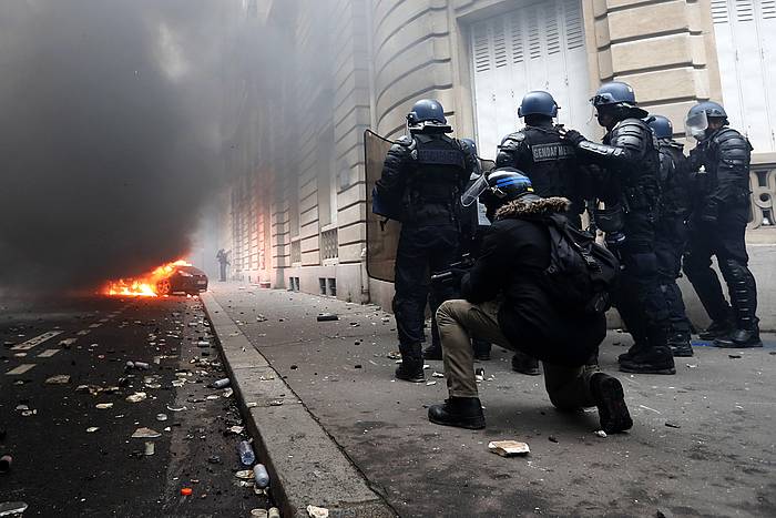 Frantziako polizia Jaka Horiei aurre egiten, joan den larunbatean, Parisen. IAN LANGSDON, EFE