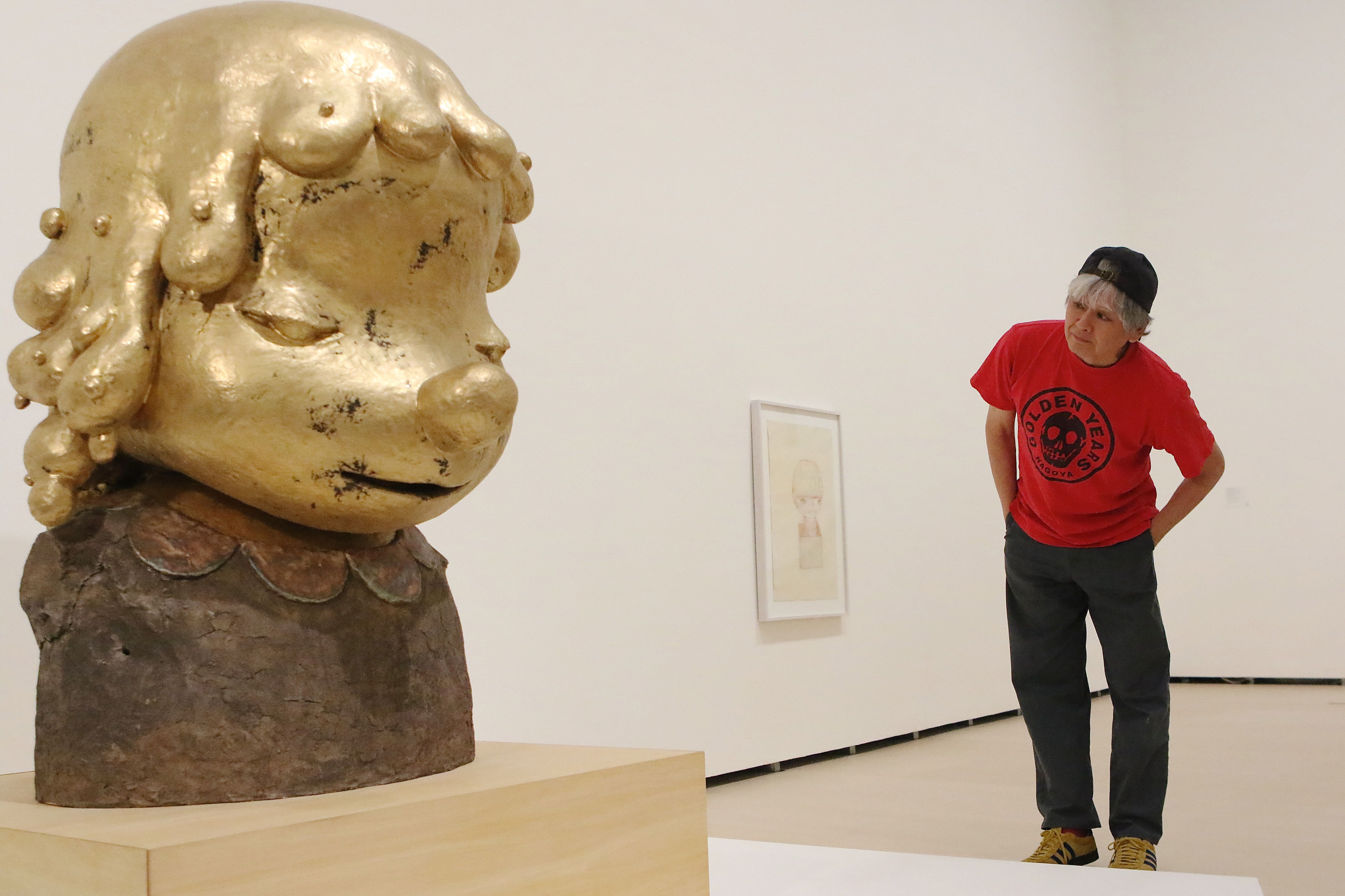 Yoshitomo Nara artista, bere eskulturetako bati begira, Bilboko Guggenheim museoan. OSKAR MATXIN EDESA / FOKU