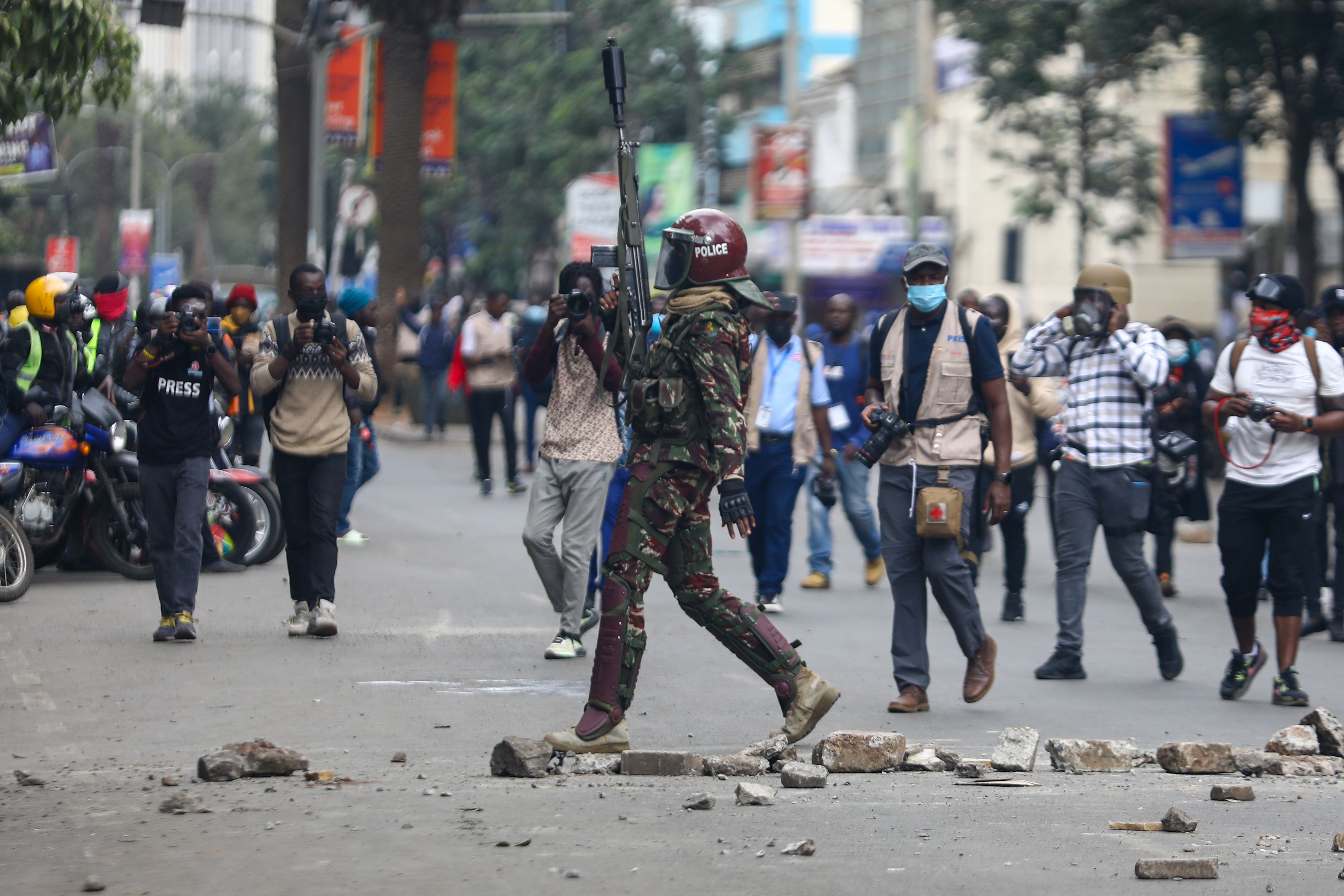 Kenyako polizia agente bat zerga erreformen aurkako protestetan, Nairobin, atzo. DANIEL IRUNGU / EFE
