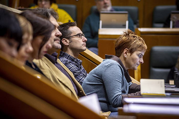 Rebeka Ubera EH Bilduko legebiltzarkidea, oharrak hartze, Eusko Legebiltzarreko atzoko saioan. JAIZKI FONTANEDA, FOKU