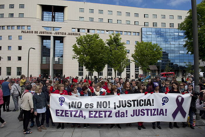 Epaiaren kontrako protesta Nafarroako epaitegian, ekainean. IÑIGO URIZ / FOKU