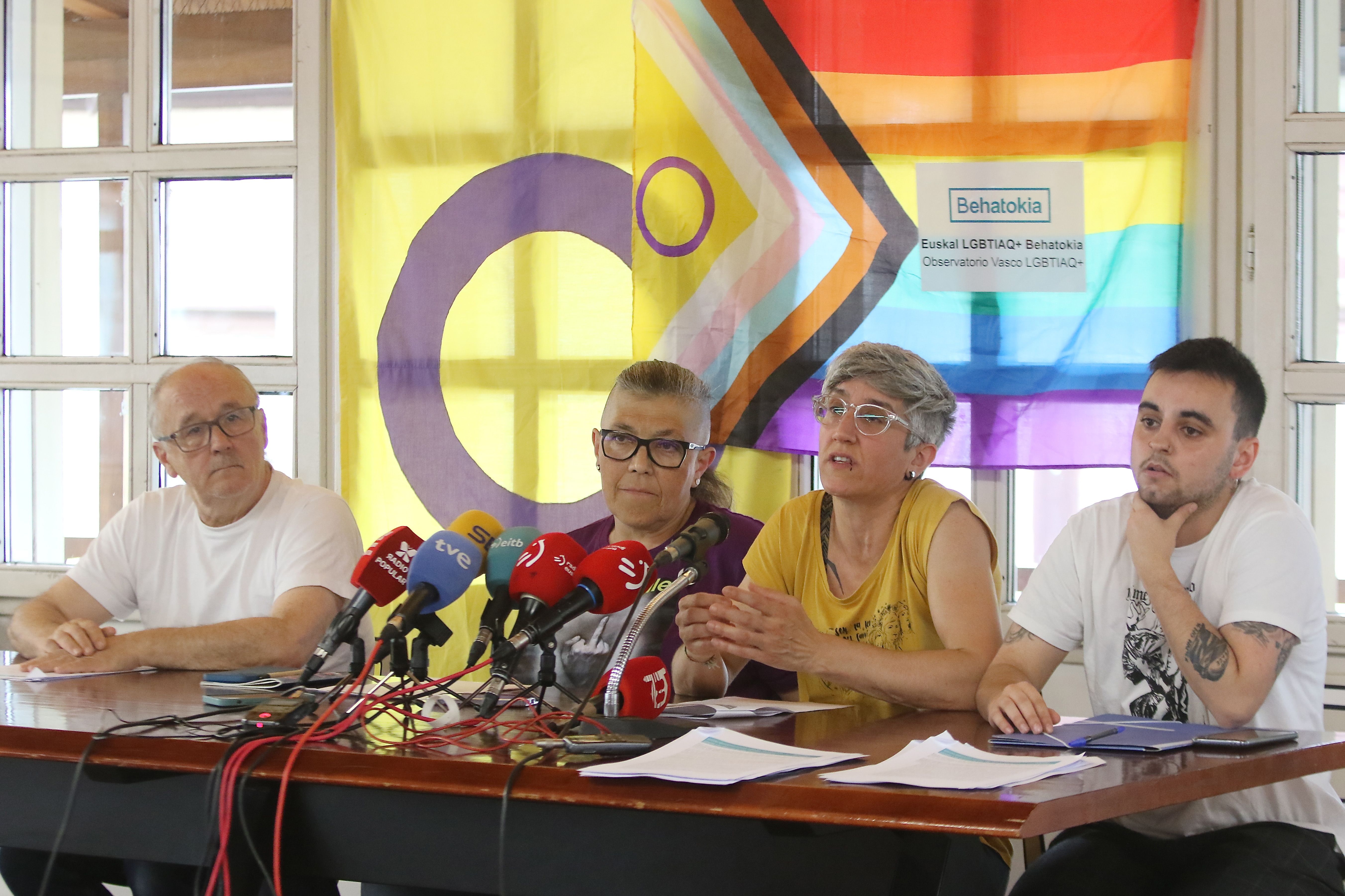 Euskal LGBTIAQ+ Behatokiak agerraldia egin du gaur, Bilbon. OSKAR MATXIN EDESA / FOKU