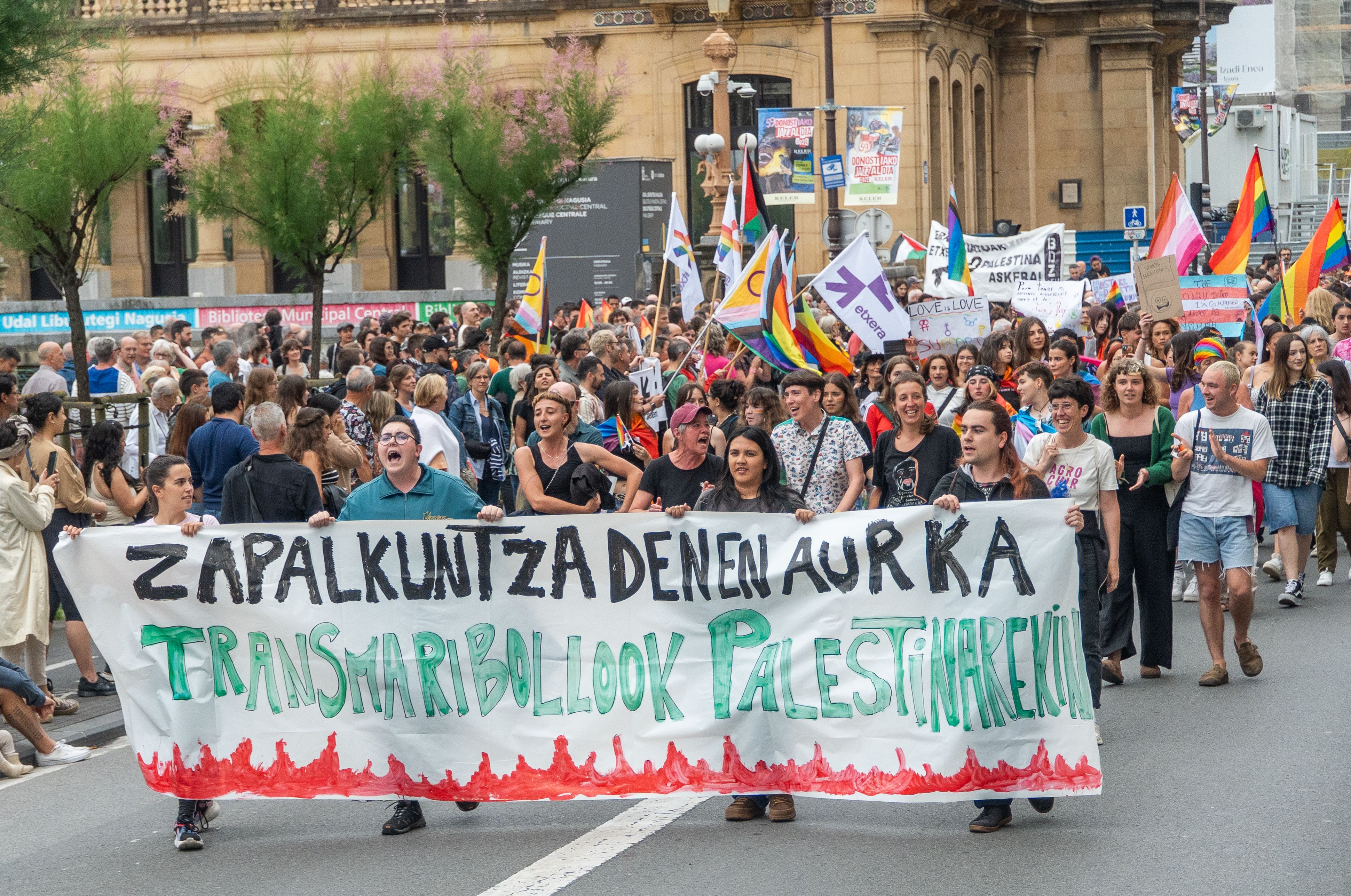 LGTBI kolektiboko kideen eskubideen aldeko manifestazioa, Donostian. ANDONI CANELLADA / FOKU