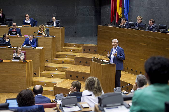 Mikel Aranburu legebiltzarrean hizketan, 113 milioi euroko inbertsioa eztabaidatu zenean. IñIGO URIZ FOKU