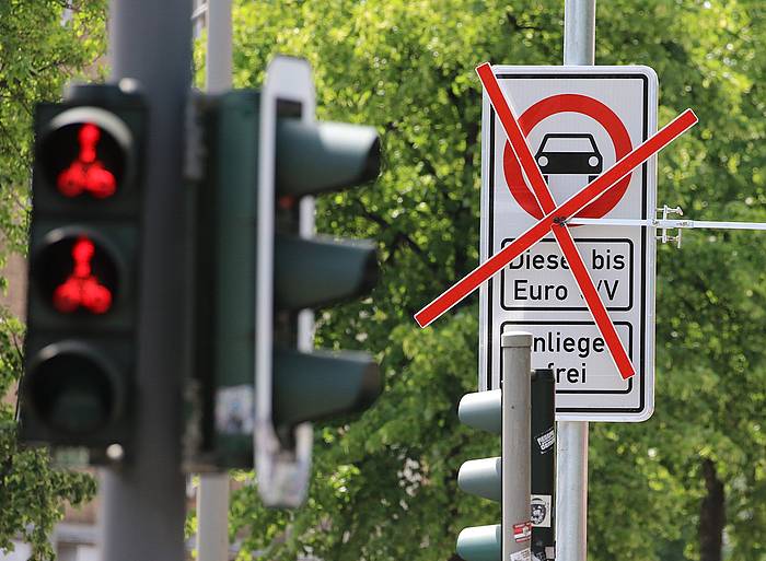 Euro 6 motorra ez duten diesel ibilgailuei zirkulatzeko debekua, Hanburgon. FOCKE STRANGMANN / EFE