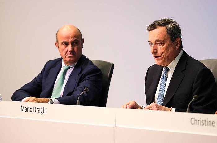 Luis de Guindos EBZko presidenteordea eta Mario Draghi presidentea, gaur, Frankfurten. ARMANDO BABANI, EFE.