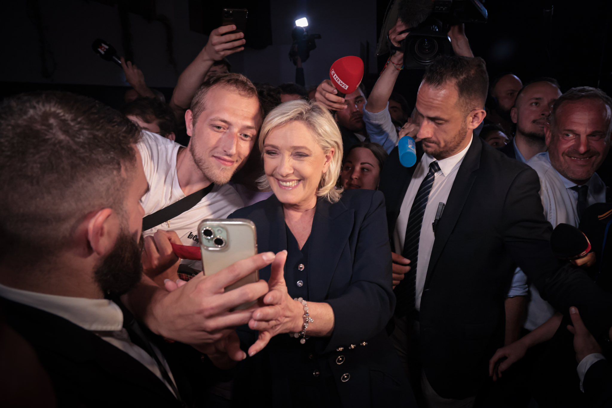 Marine Le Pen RN Batasun Nazionalekoa, atzo, garaipena ospatzen. EFE