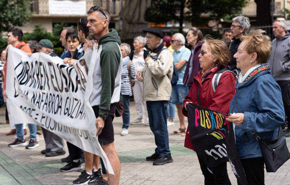 PSNren hizkuntza politika salatzeko protesta, gaur, Iruñeko Sarasate pasealekuan. JAGOBA MANTEROLA / FOKU