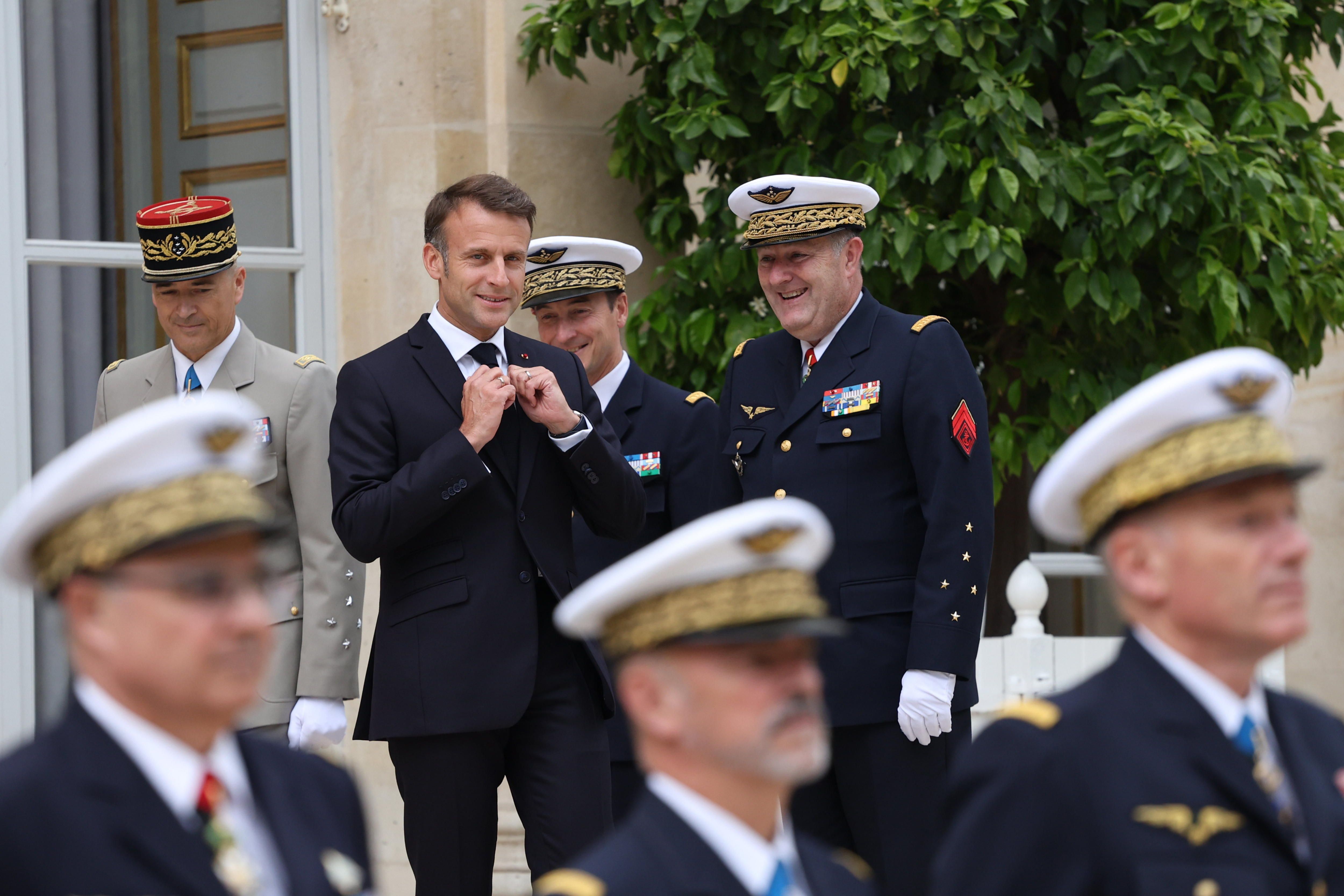 Emmanuel Macron, gaur, Aireko armadako indarrei harrera egiten, Eliseoan. AURELIEN MORISSARD / POOL / EFE