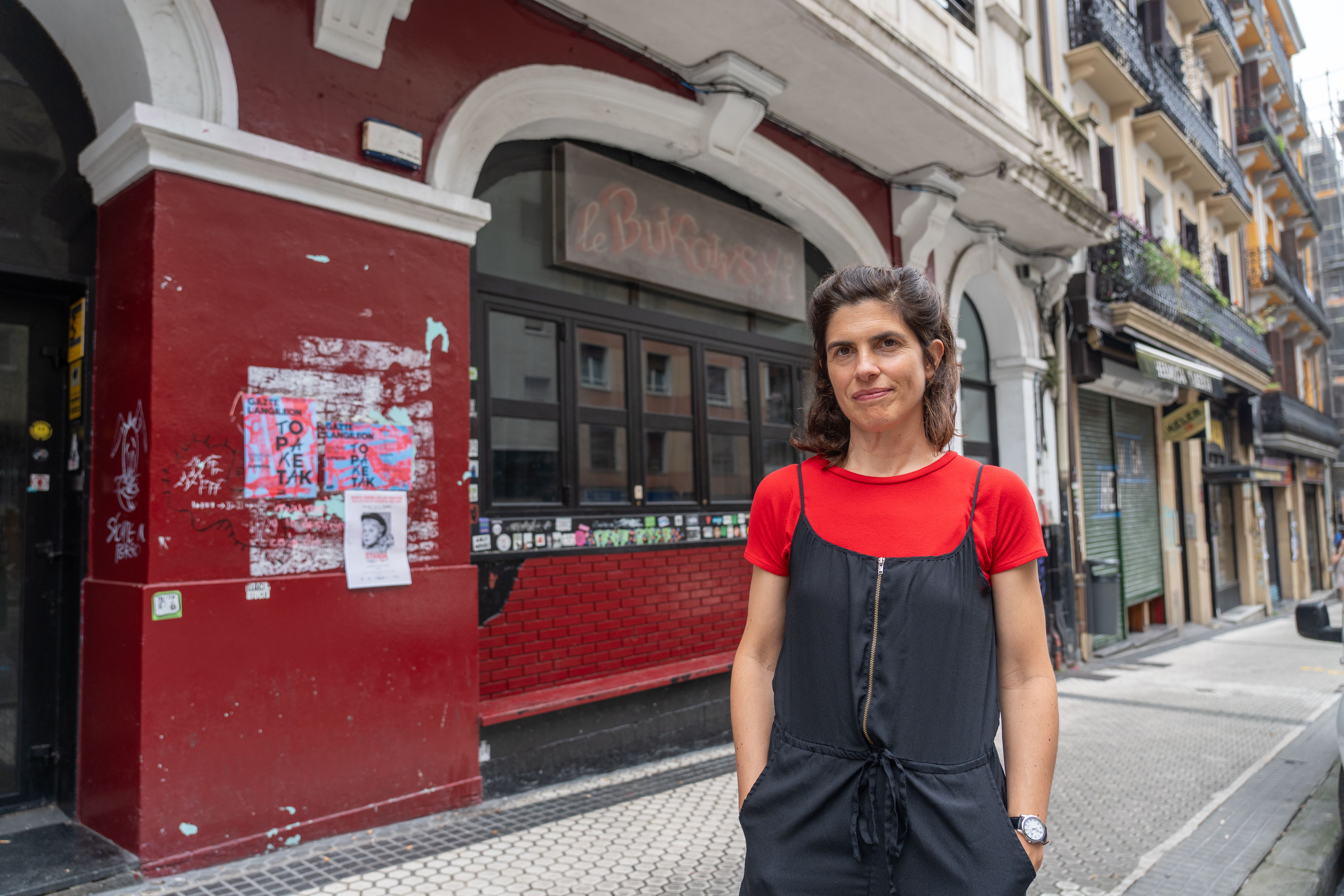 Aida Torres musikaria, Donostiako Le Bukowski tabernaren aurrean. ANDONI CANELLADA / FOKU