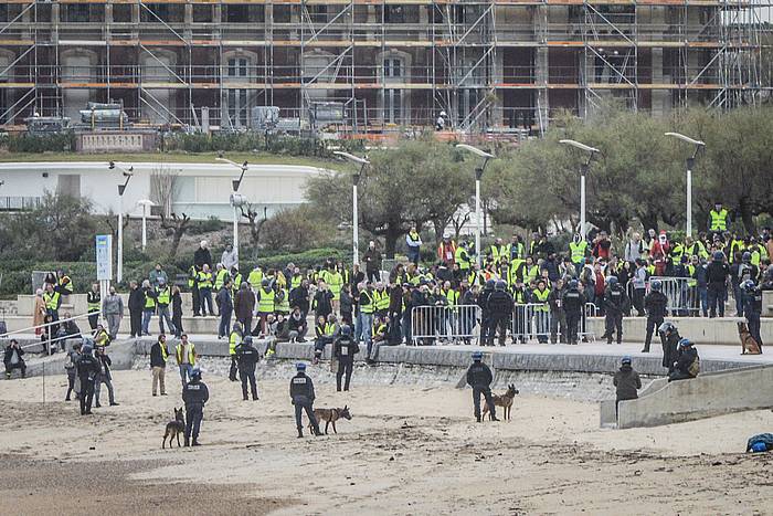 G-7 go bileraren kontrako manifestariak, atzo, Biarritzeko hondartzaren ondoan, poliziak gazte bat pilotakadaz larri zauritu zuen lekuan. ISABELLE MIQUELESTORENA