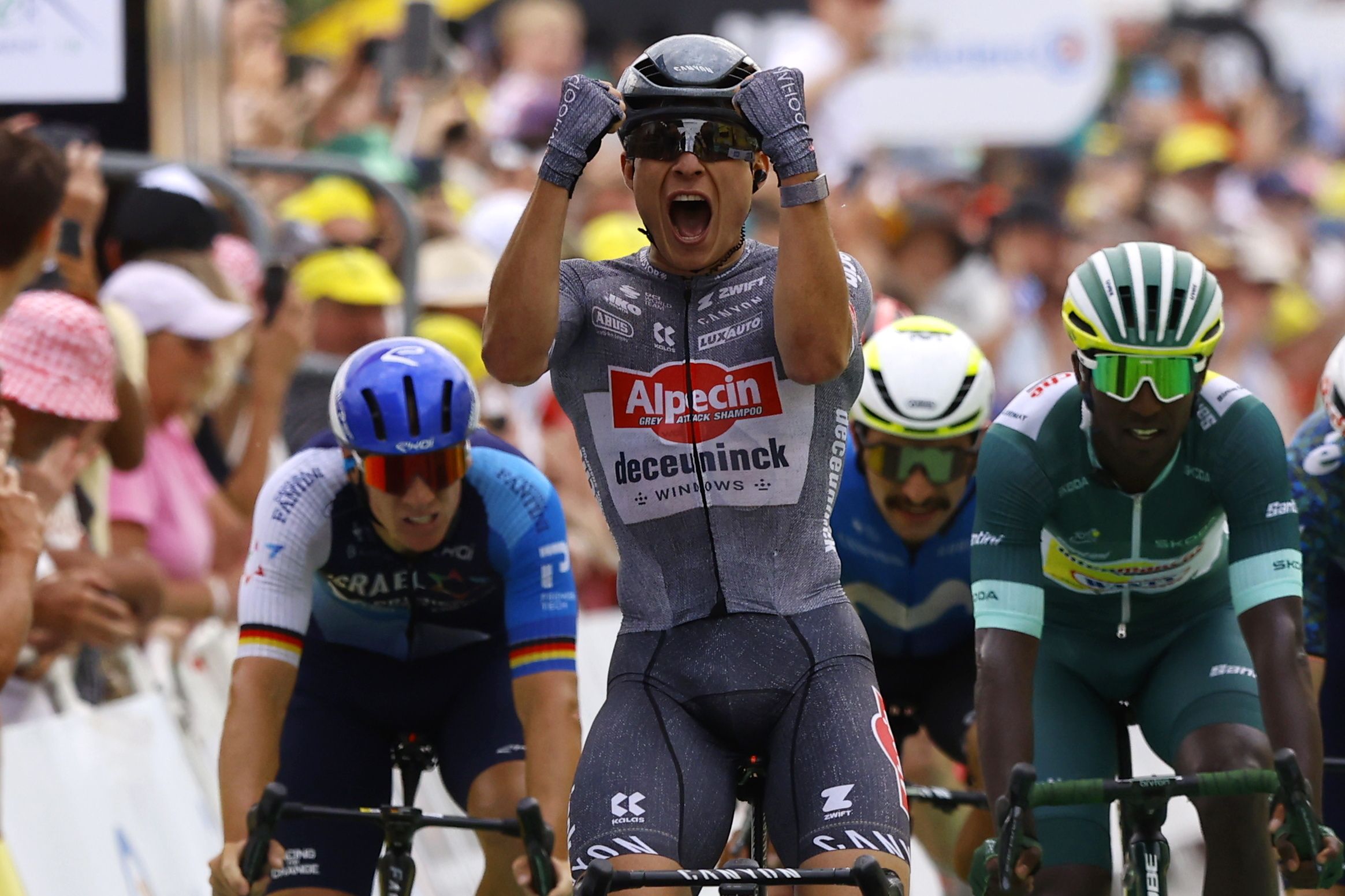 Jasper Philispen (Alpecin), Frantziako Tourreko hamargarren etapan lorturiko garaipena ospatzen. KIM LUDBROOK/EFE