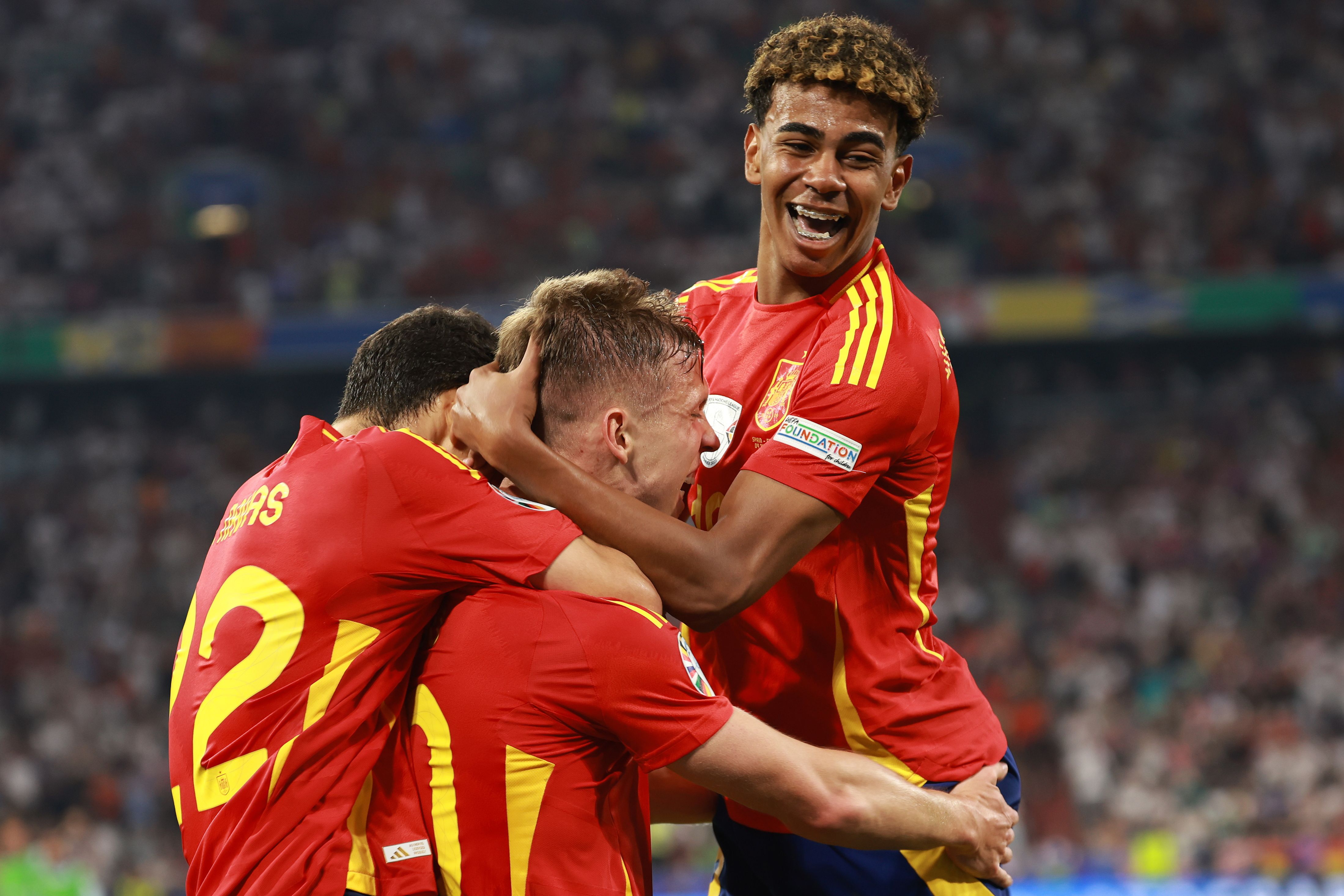 Olmo eta Yamal Espainiako bi golen egileak, bigarren gola ospatzen. CLEMENS BILAN / EFE