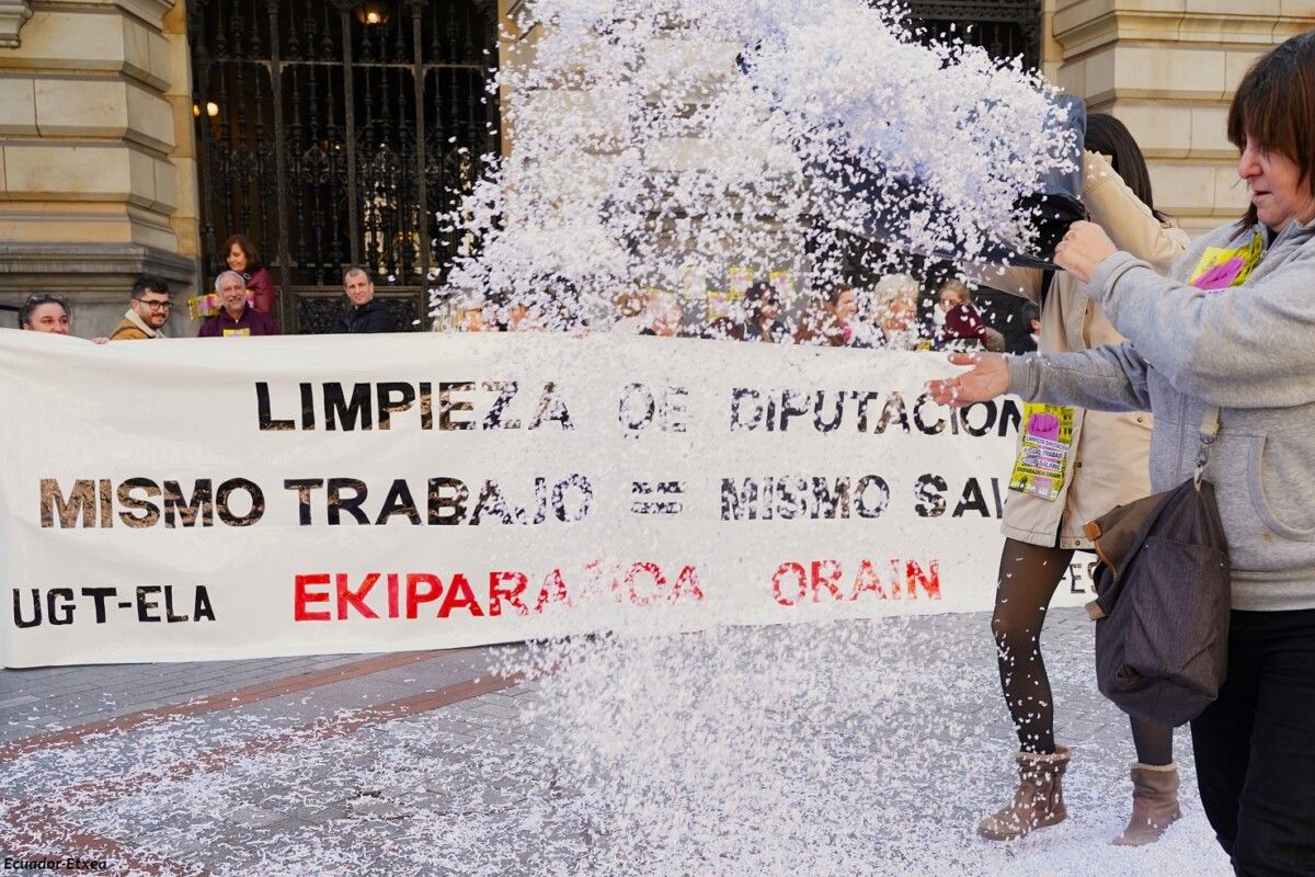 Bizkaiko Aldundiko garbitzaileak, protestan. ECUADOR ETXEA