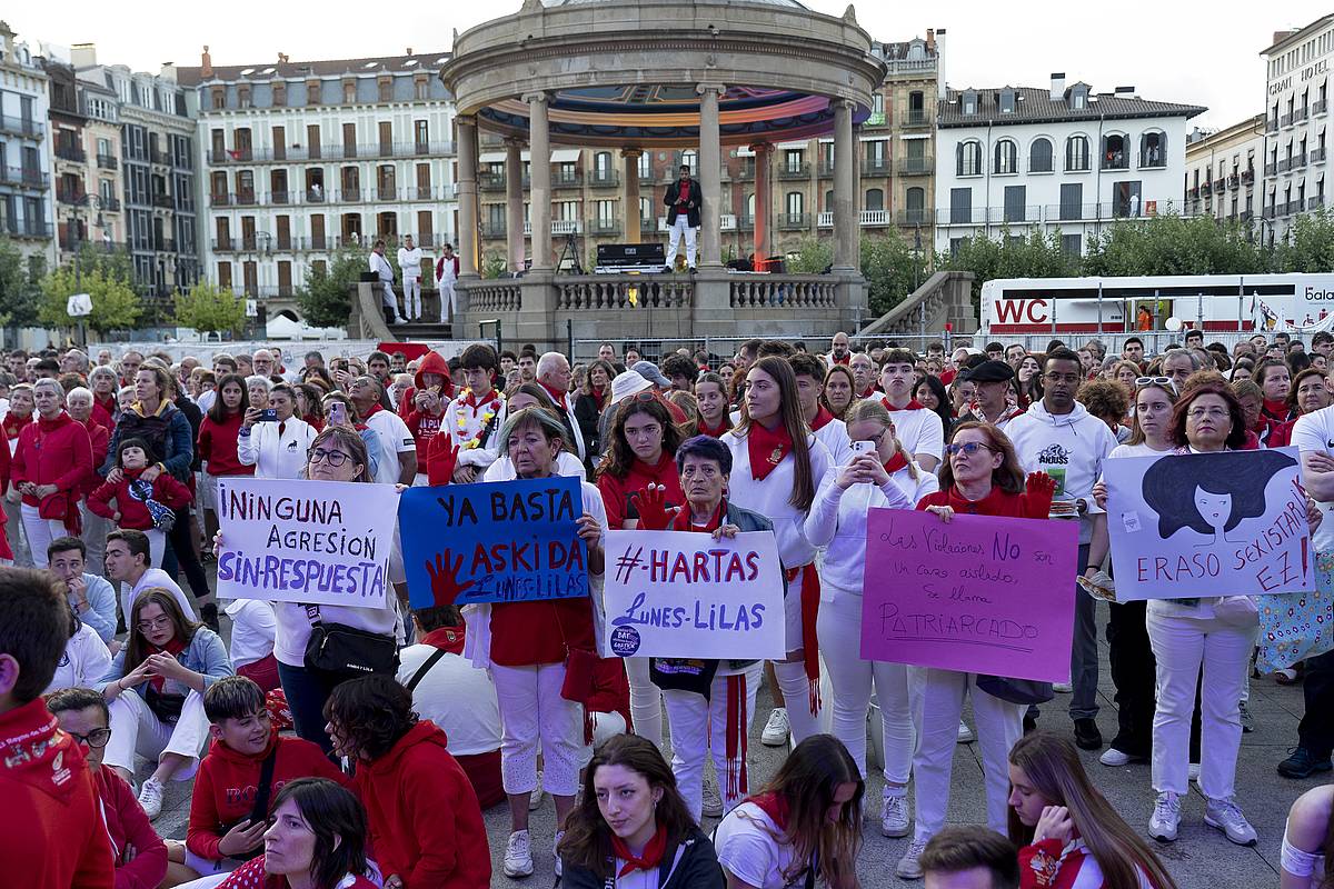 Iruñeko mugimendu feministaren elkarretaratzea atzo, indarkeria matxistaren aurka, Gazteluko plazan. 