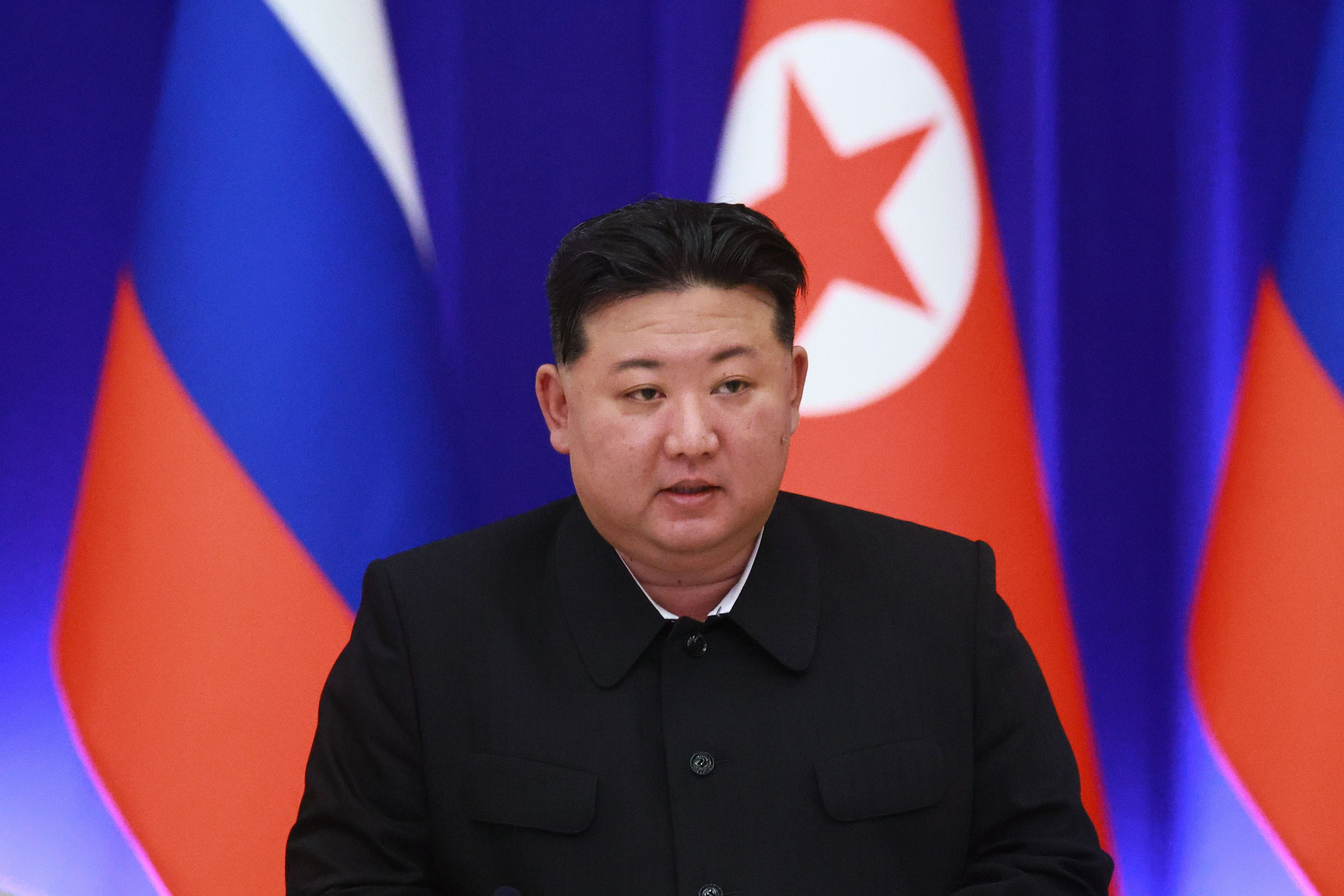 Kim Jong Un, Ipar Koreako lider gorena, iragan ekainean Vladimir Putin Errusiako presidentearekin batera eginiko agerraldi batean. VLADIMIR SMIRNOV / EFE.
