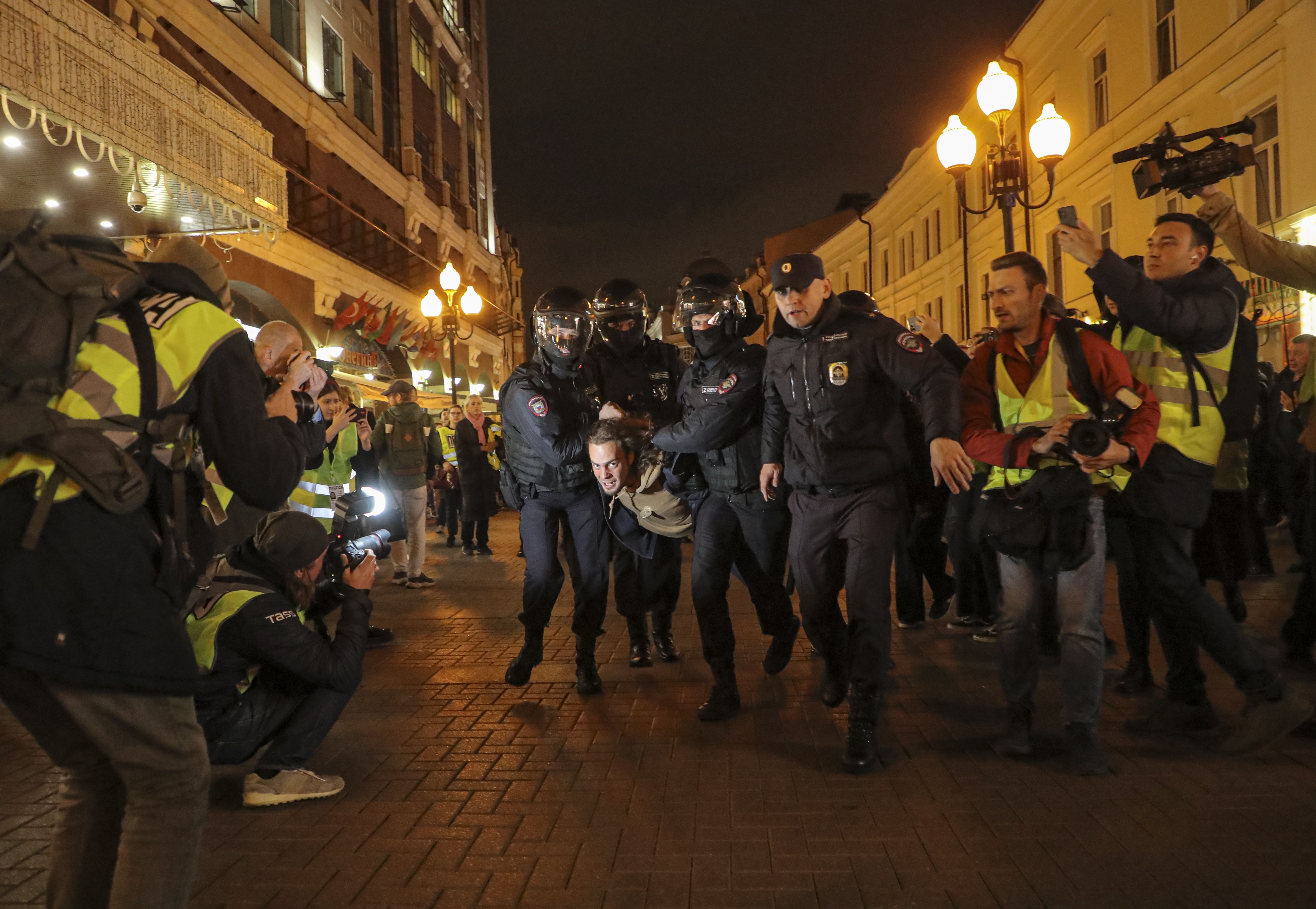 Kazetari batzuk, poliziek manifestari bat nola atxilotzen duten grabatzen, Moskun, 2022ko irailean. MAXIM XIPENKOV / EFE