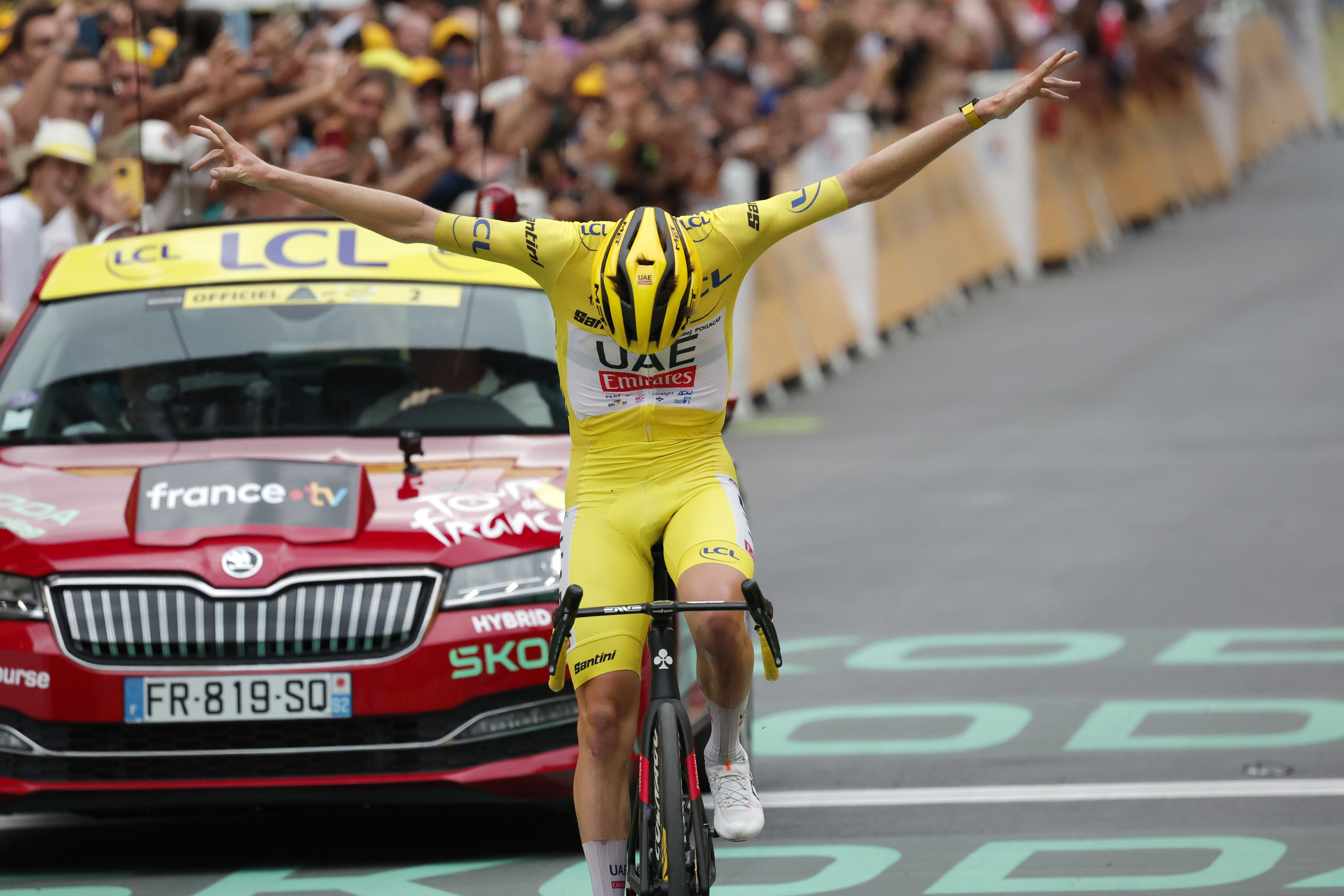 Tadej Pogacar (UAE), Frantziako Tourreko 19. etapa irabazi duela ospatzen. STEPHANE MAHE / EFE