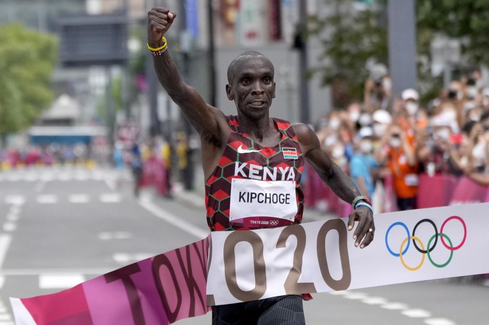 Eliud Kipchogek irabazi du maratoiko proba azken bi Olinpiar Jokoetan, irudian Tokioko jokoetan. KIMIMASA MAYAMA/EFE