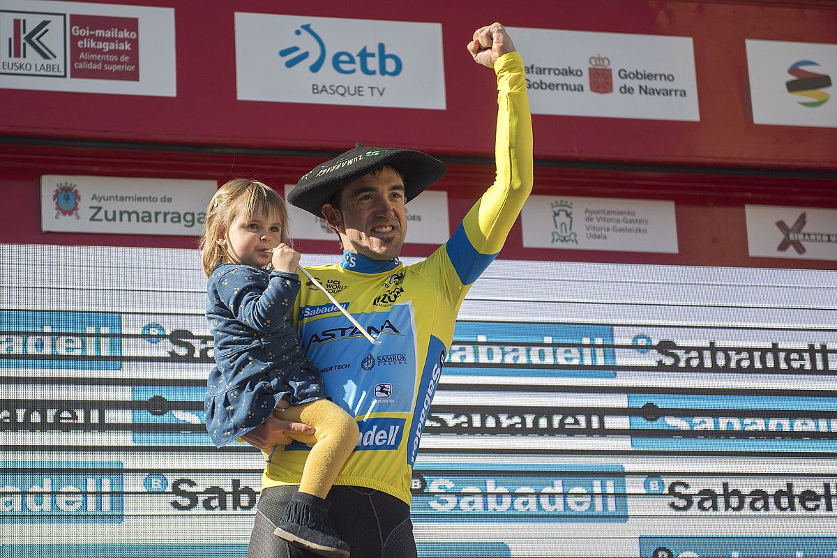 Ion Izagirre, alaba besoetan duela, Euskal Herriko Itzulia irabazi izana ospatzen, podiumean, atzo, Eibarren. JUAN CARLOS RUIZ / FOKU.