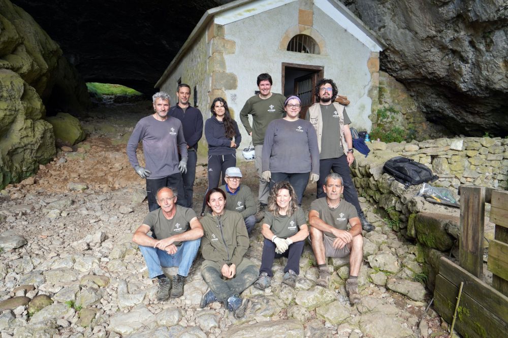 (ID_14080192) (Gotzon Aranburu/@FOKU) 2024-07-16, Zegama. San Adriango aztarnategira bisita