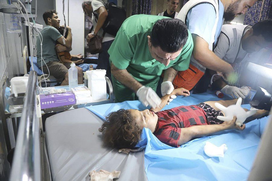 Mediku bat Gazan zauritutako ume bat artatzen. PALESTINAKO ILARGIERDI GORRIA