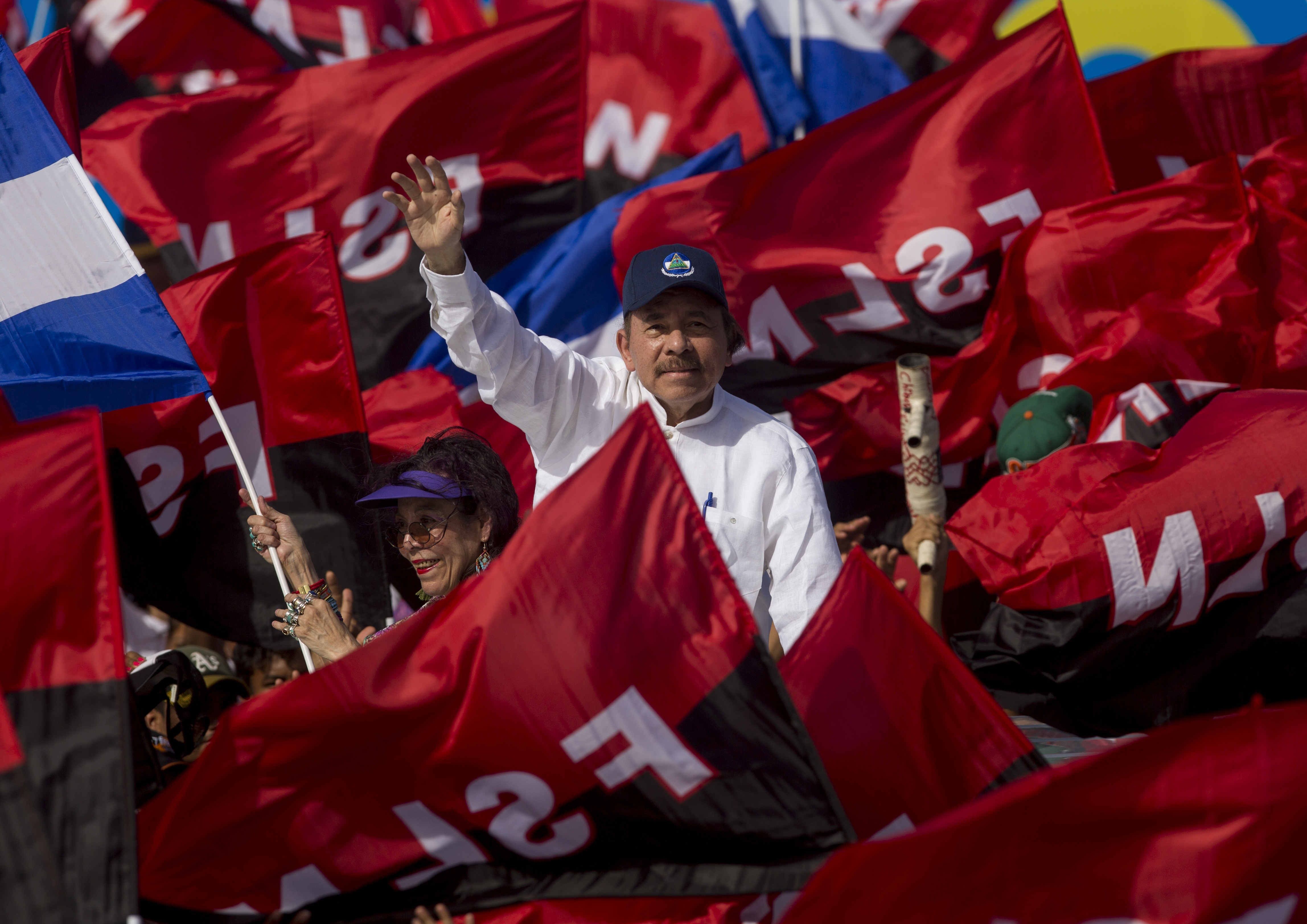 Rosario Murillo presidenteordea eta Daniel Ortega presidentea, 2018ko ekitaldi publiko batean. JORGE TORRES / EFE