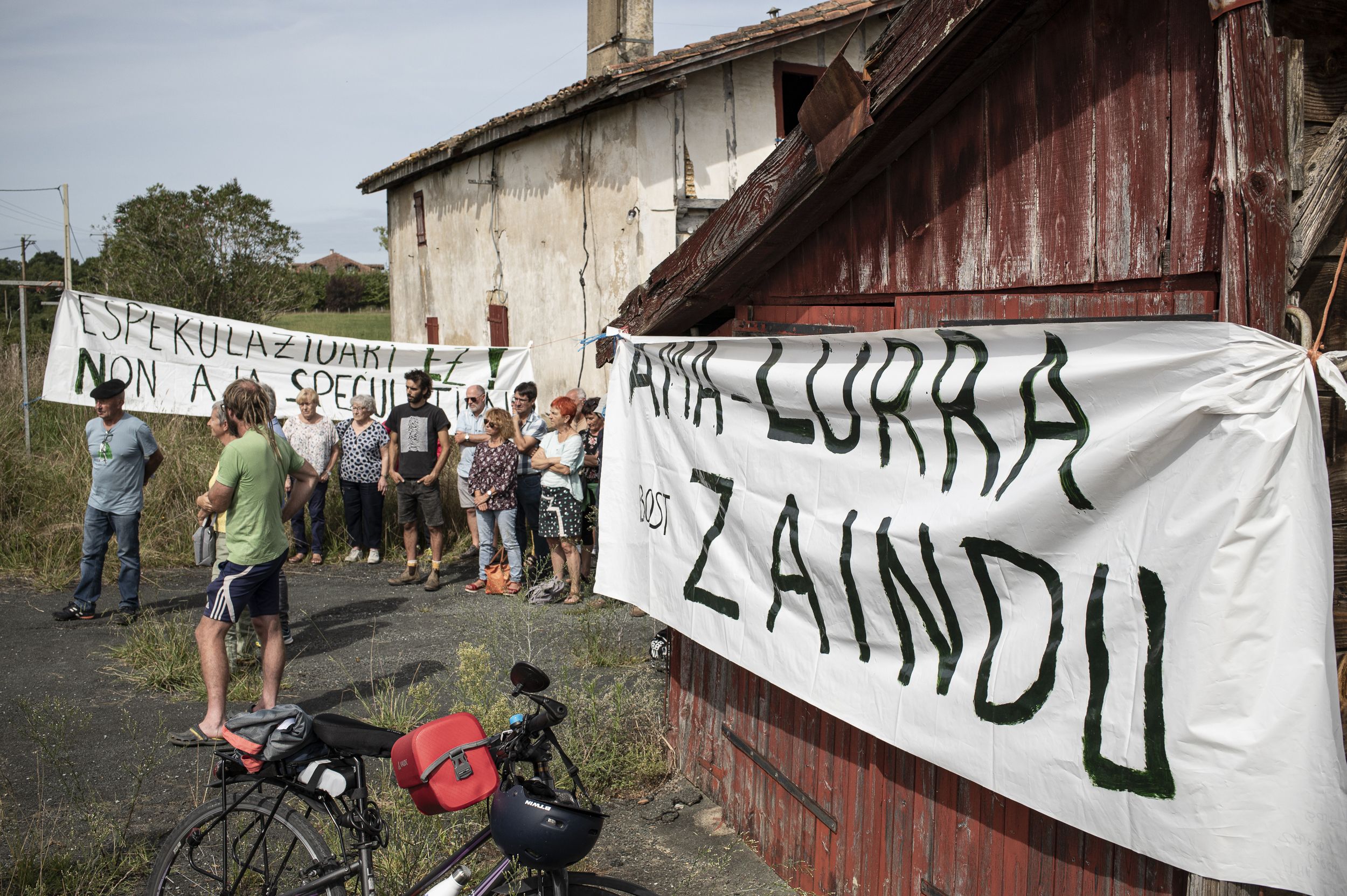 Lurzaindiko kideen agerraldia Arbonako Berroeta lur eremuan. GUILLAUME FAUVEAU