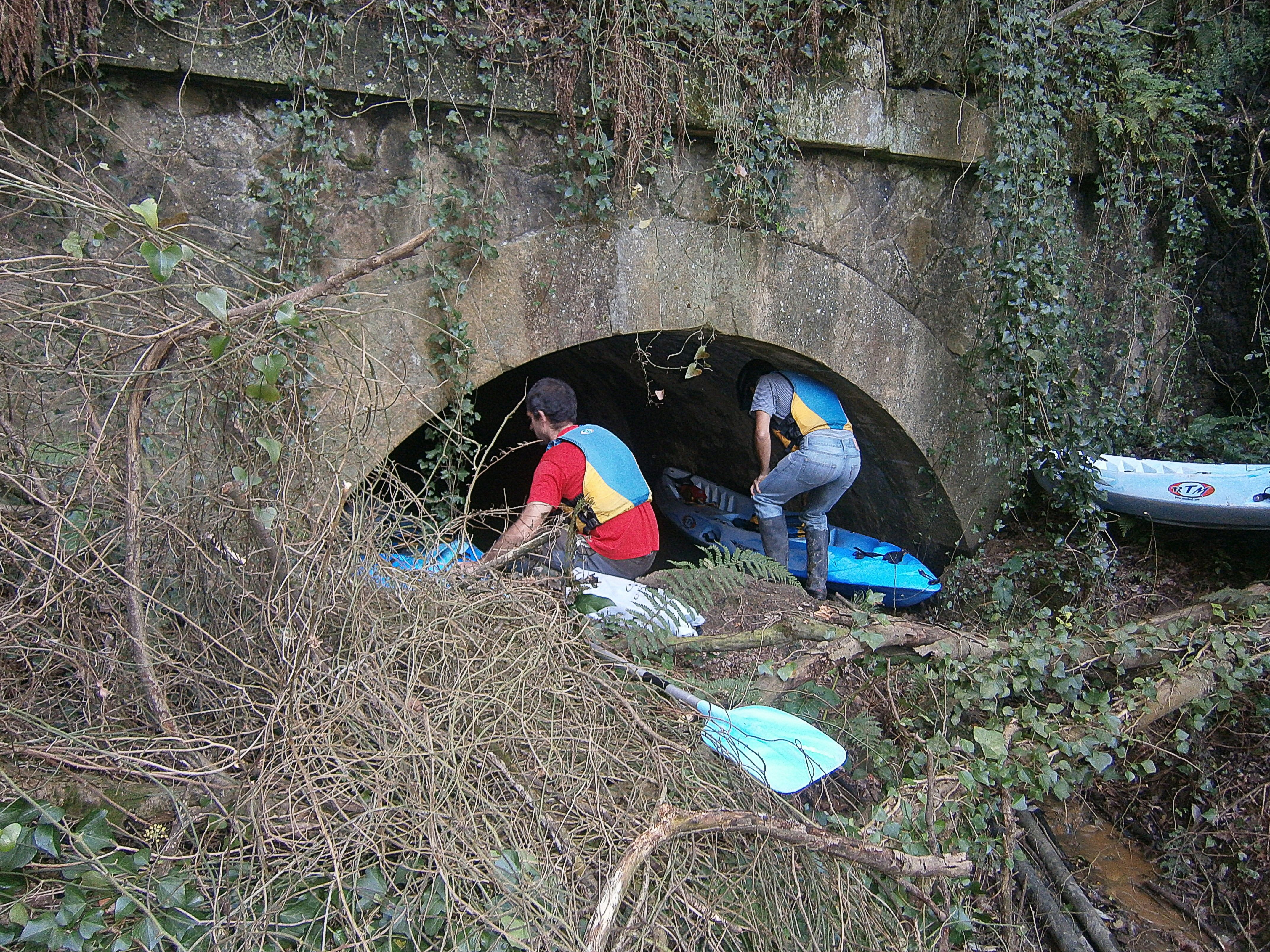 Bizi Txorierri elkarteko bi kide Artxandako tunel zaharraren Bilboko sarreran, 2011n. PATXI DIEZ DE ULZURRUN / BIZI TXORIERRI