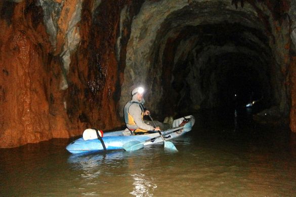 Bizi Txorierri elkarteko kide bat, piraguarekin, Artxandako tunel zaharrean, 2011n. PATXI DIEZ DE ULZURRUN