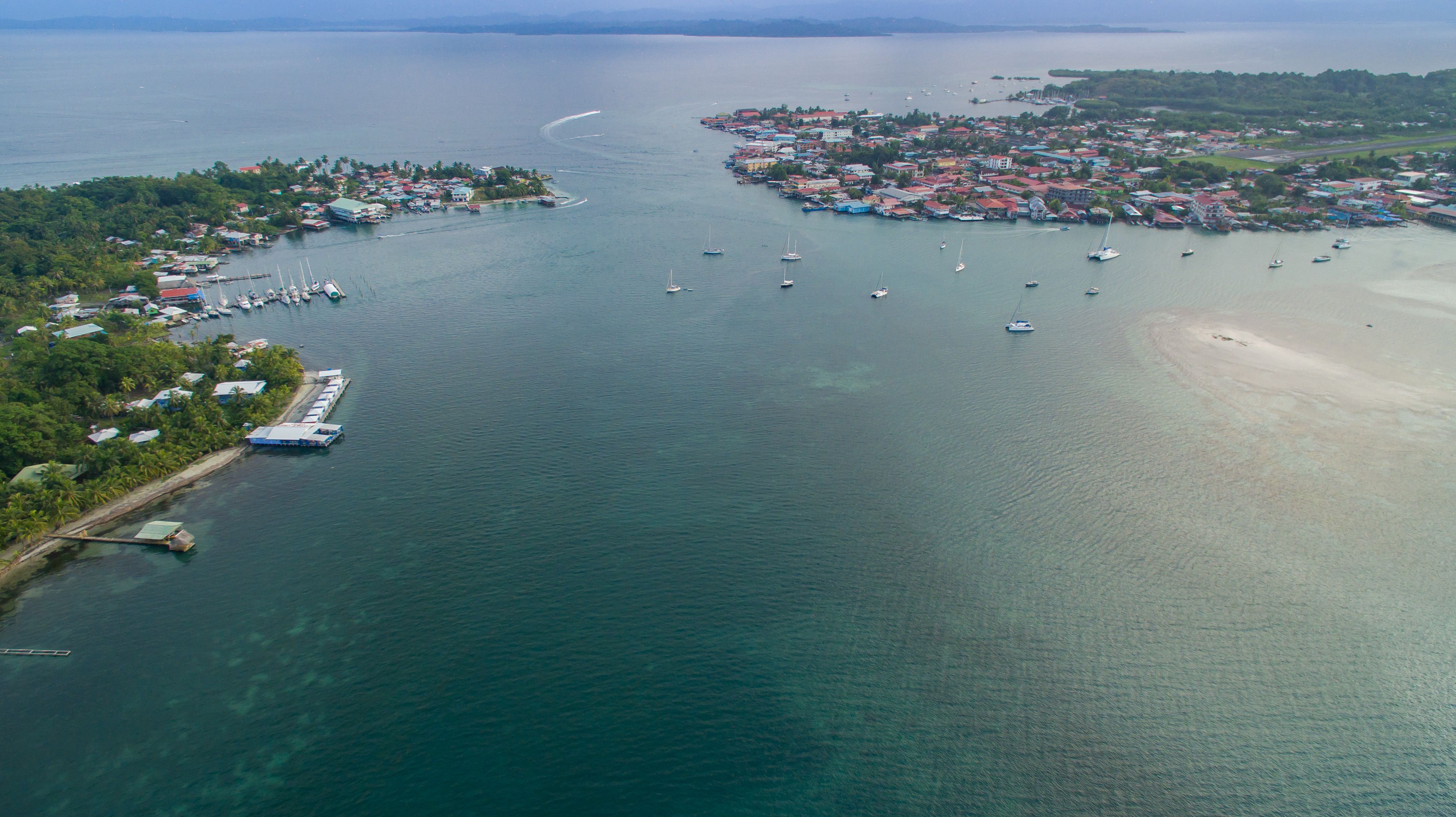 Bocas del Toro artxipelagoan dago Carenero, Panaman. WIKIMEDIA