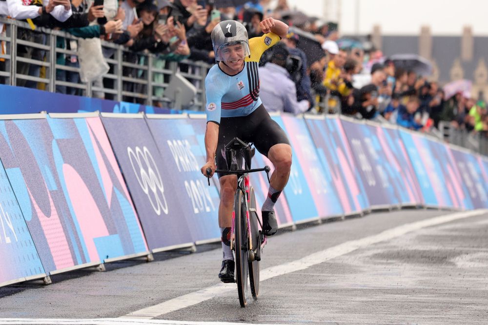 Remco Evenepoel garaipena ospatzen. TERESA SUAREZ / EFE