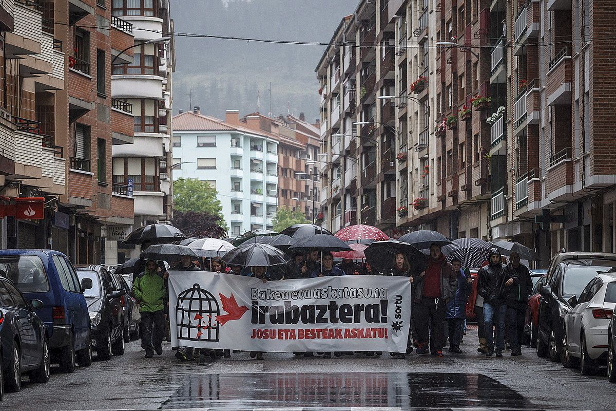 Ehunka lagun, atzo zortzi, Ugaon, Josu Urrutikoetxea askatzeko eskatzeko manifestazioan. ARITZ LOIOLA / FOKU.