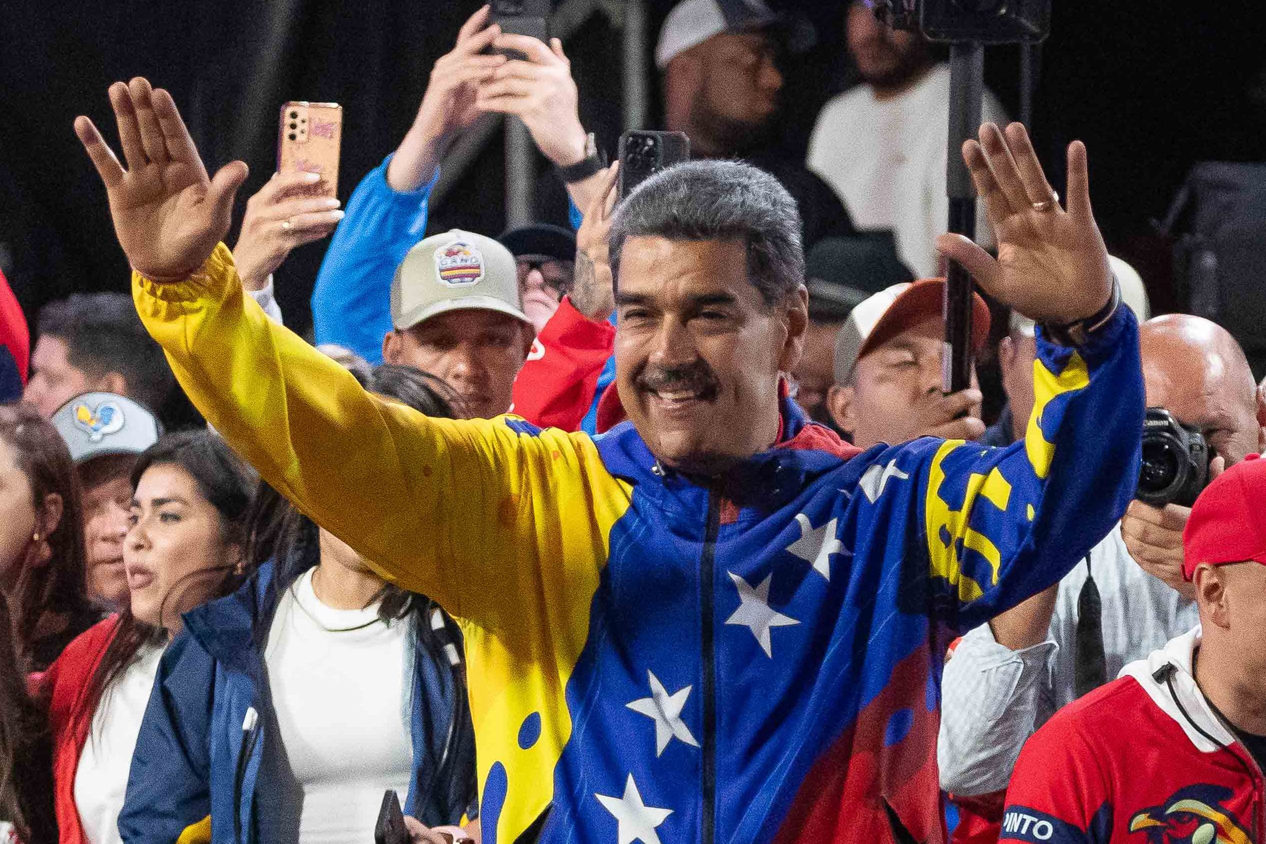 Nicolas Maduro, Venezuelako presidentea, garaipena ospatzen. RONALD PEÑA / EFE
