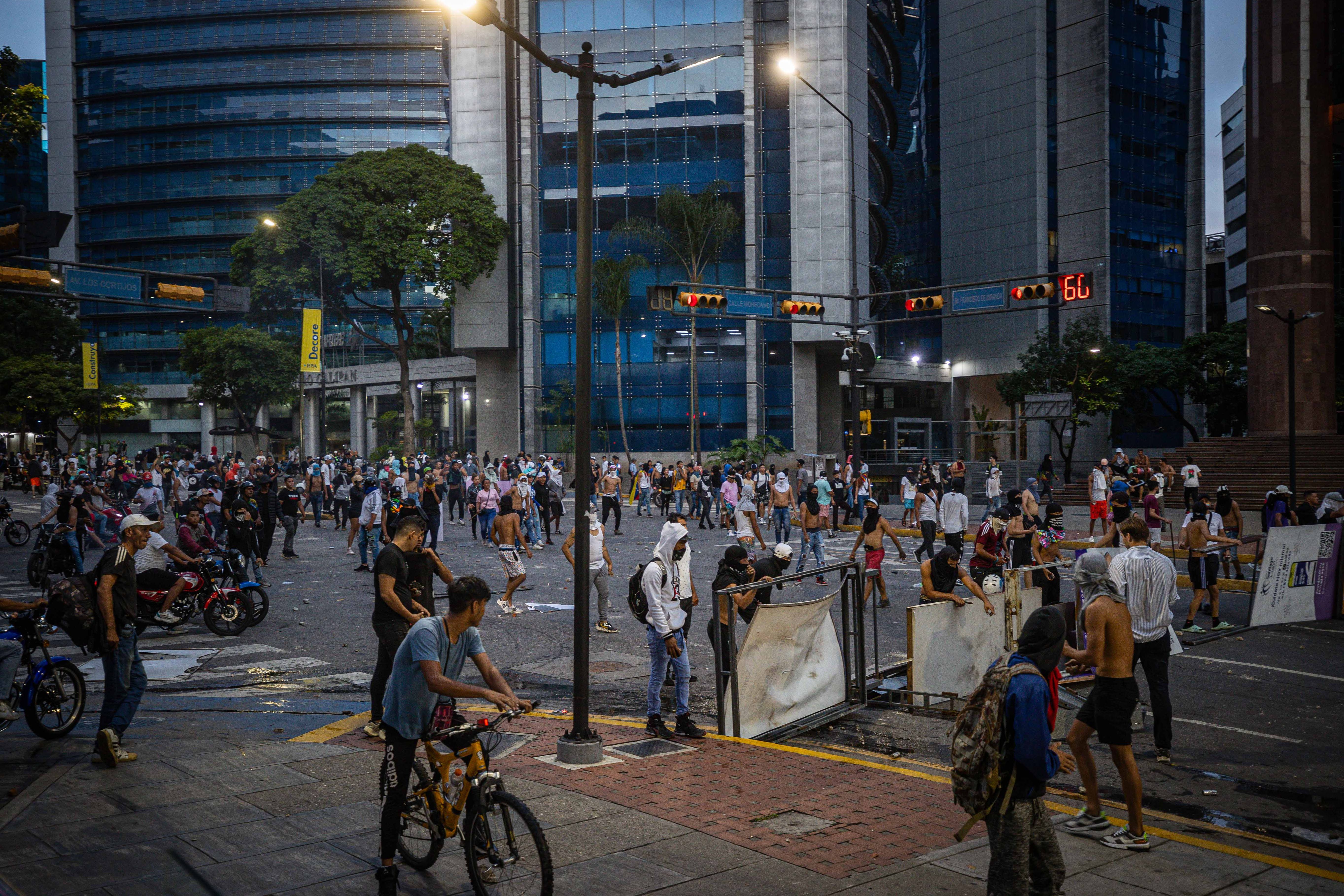 Venezuelako hauteskundeetako emaitzen kontrako protesta, atzo, Caracasen. HENRY CHIRINO / EFE
