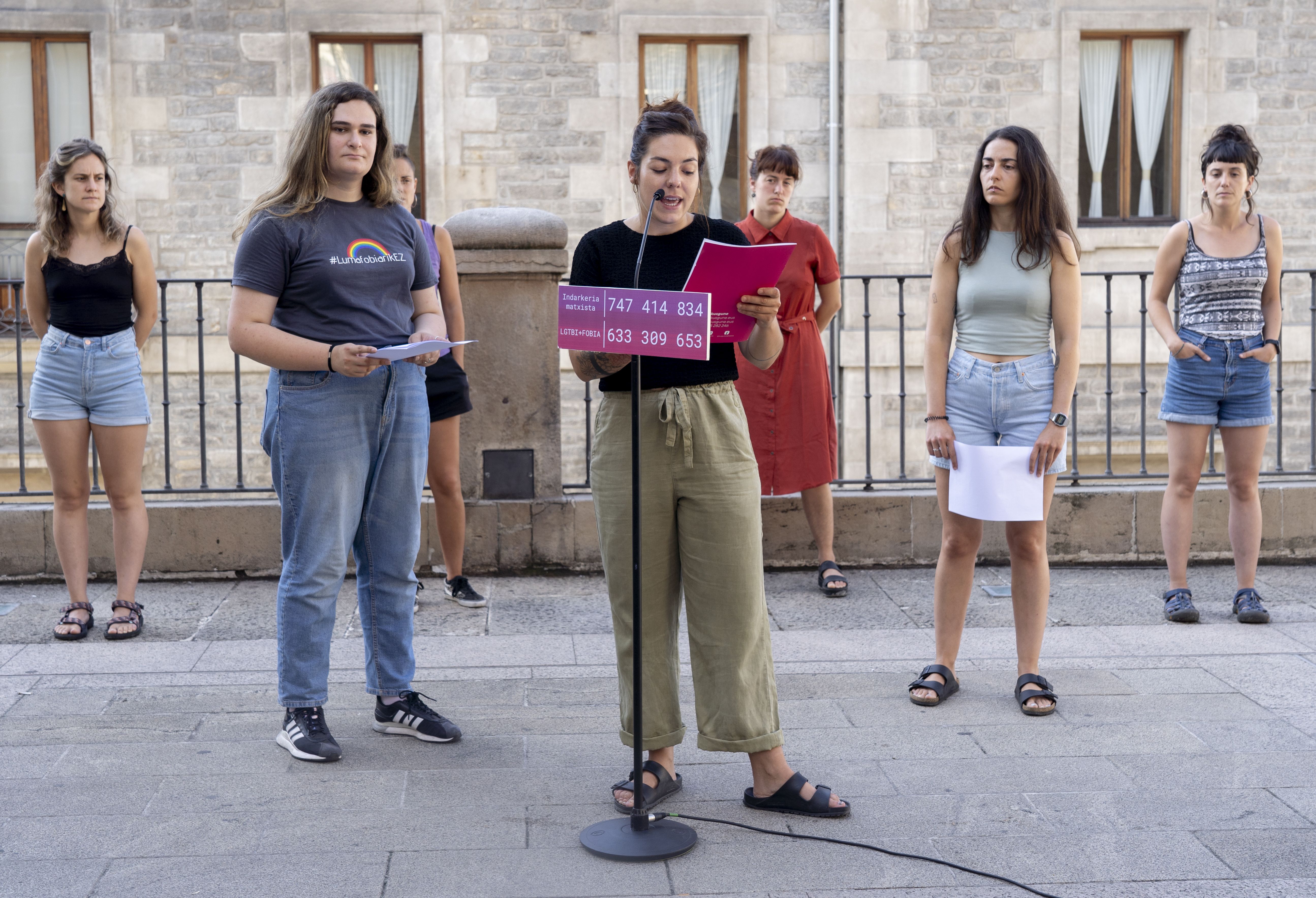 Gasteizko Mugimendu Feministak eta Lumagorrik agerraldia egin dute gaur Gasteizen. RAUL BOGAJO / FOKU