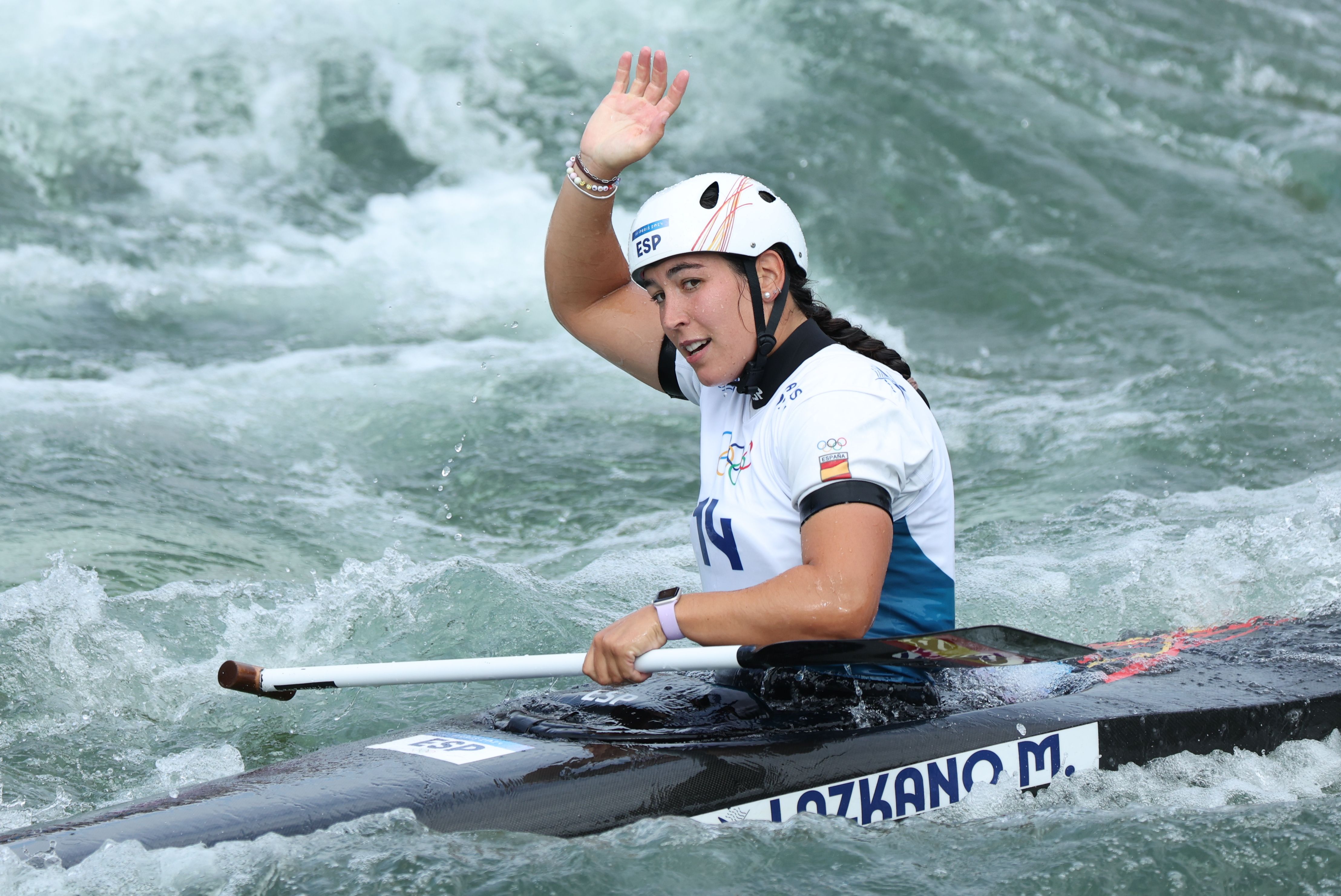 Miren Lazkano zaleak agurtzen, finaleko jaitsieraren ostean. MAXIM XIPENKOV / EFE