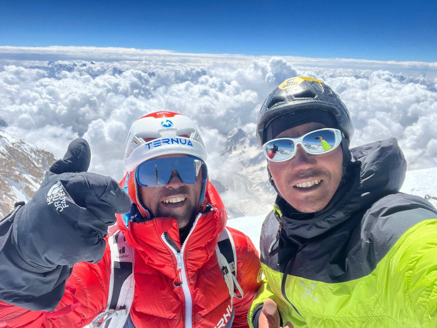 Kazuya Hiraide eta Kenro Nakajima alpinista japoniarrak, Tirich Mir tontorrean.