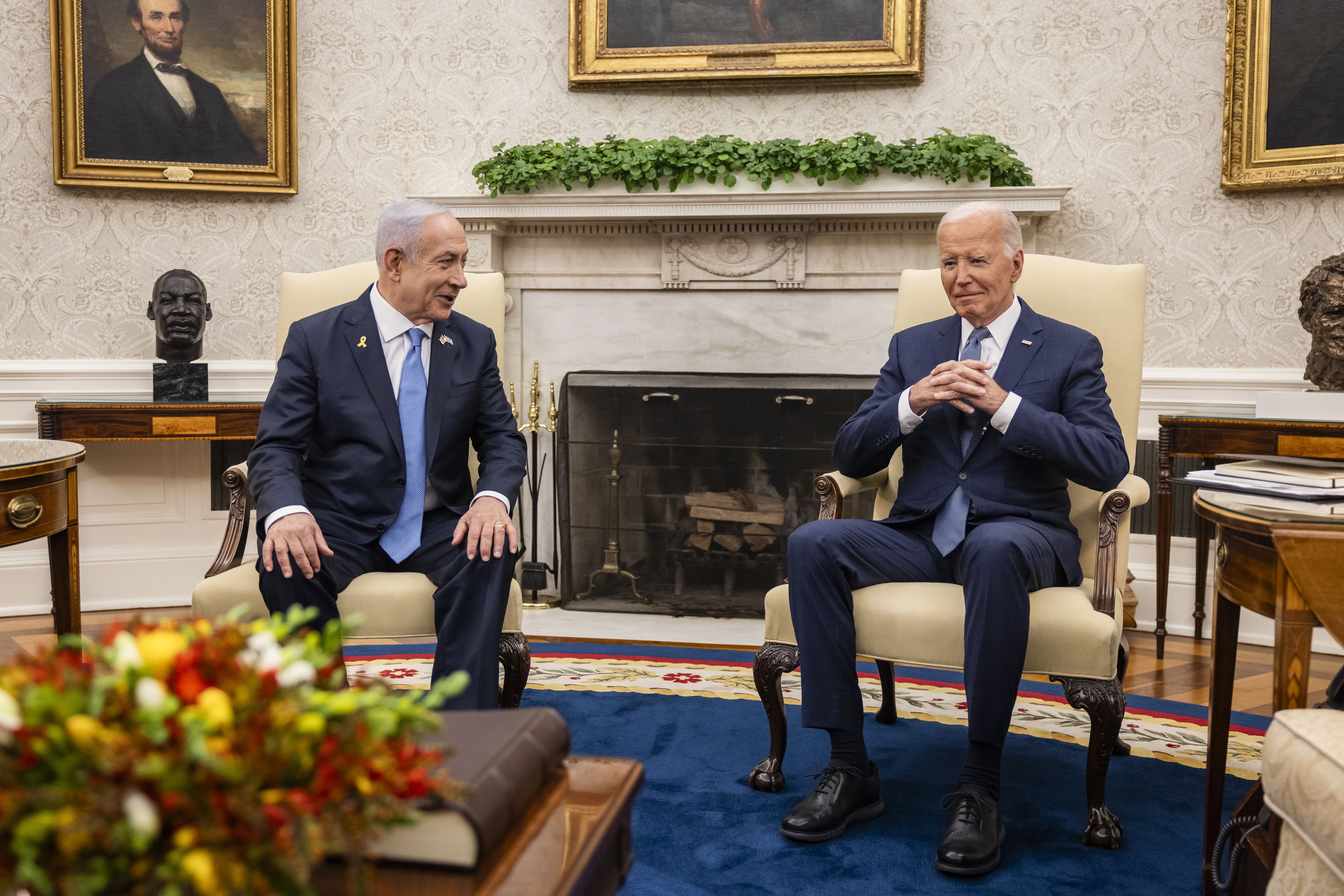 Joe Biden AEBetako presidentea eta Benjamin Netanyahu Israelgo lehen ministroa, iragan astean Etxe Zurian eginiko bileran. SAMUEL CORUM / EFE