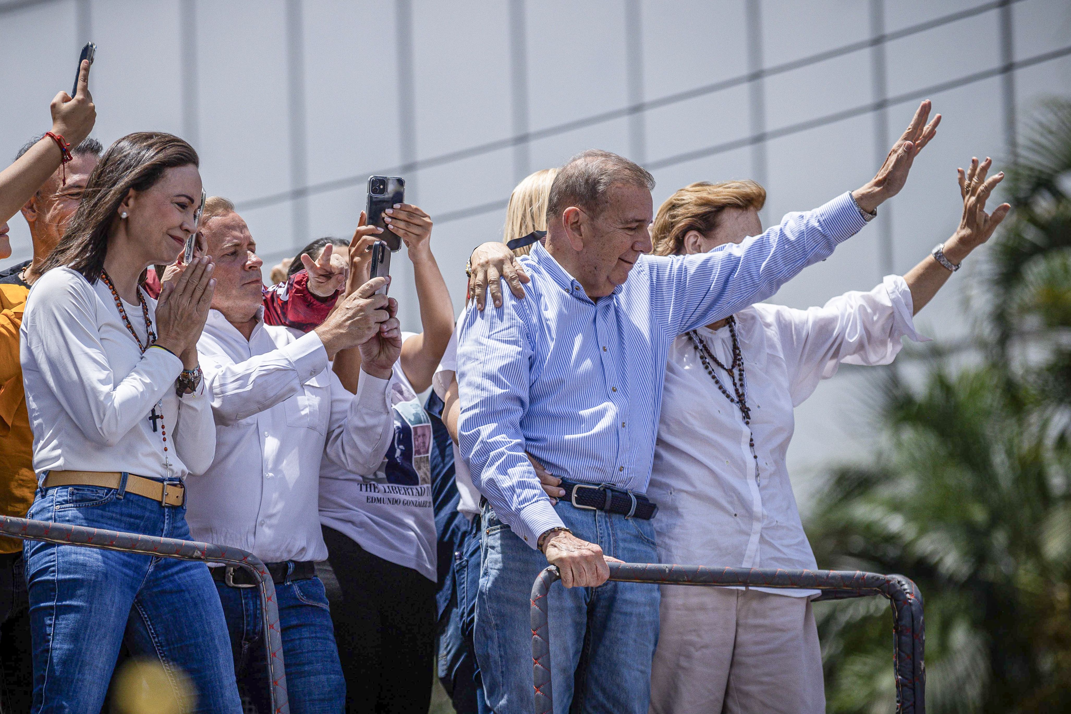 Maria Corina Machado eta Edmundo Gonzalez Venezuelako oposizioko liderrak, herenegun, hauteskundeen emaitzen kontrako protesta batean, Caracasen. HENRY CHIRINOS / EFE