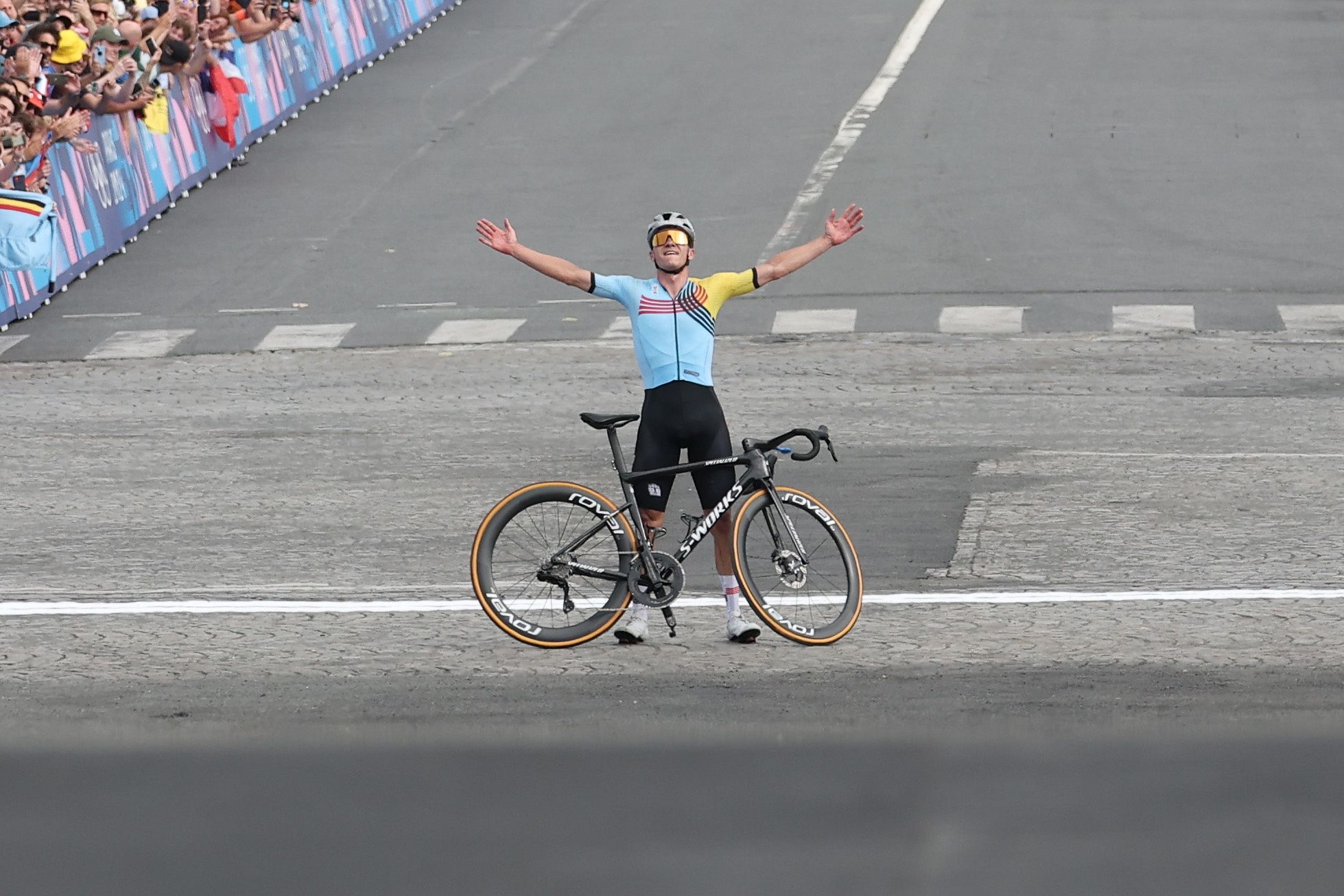 Remco Evenepoel, gaur, garaipena ospatzen. CHRISTOPHE PETIT TESSON / EFE