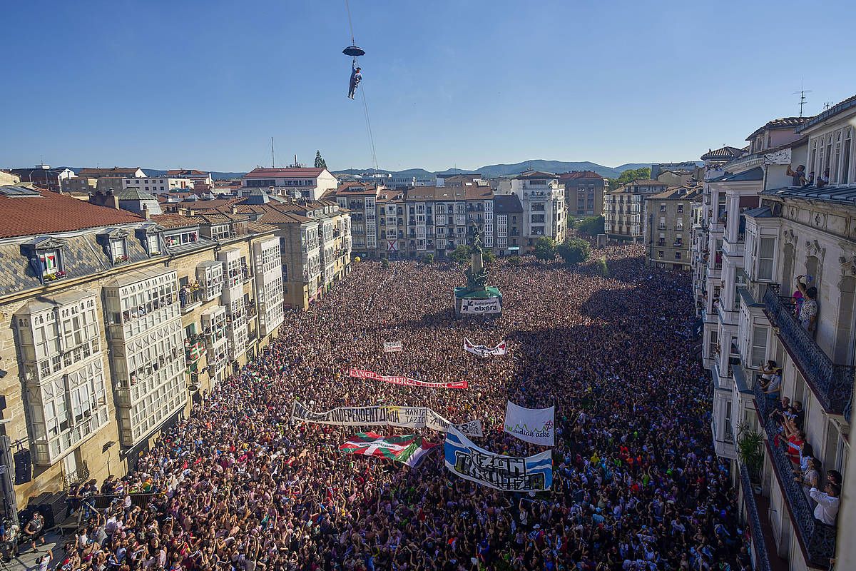 Zeledonen jaitsiera, gaur, Gasteizko Andre Maria Zuriaren plazan. ADRIAN RUIZ HIERRO / EFE