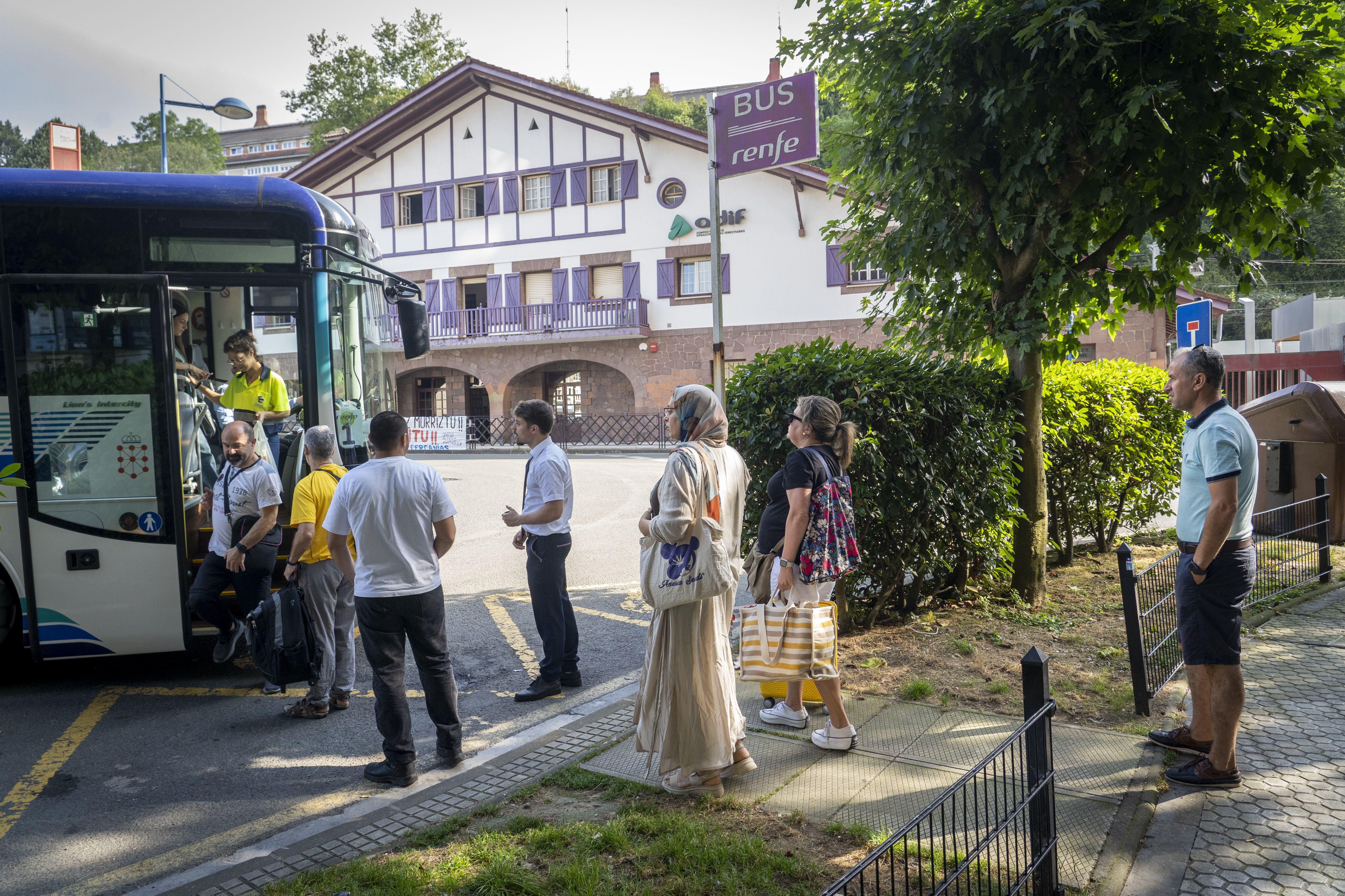 Renfeko bidaiariak Donostiara eramango dituen autobusaren zain, gaur, Errenterian. GORKA RUBIO / FOKU