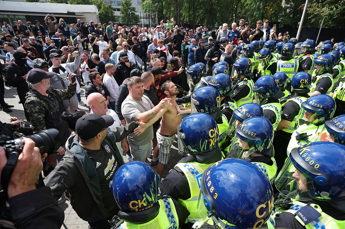 Eskuin muturreko manifestariak eta Polizia aurrez aurre, Manchesterren, igandean. STR / EFE