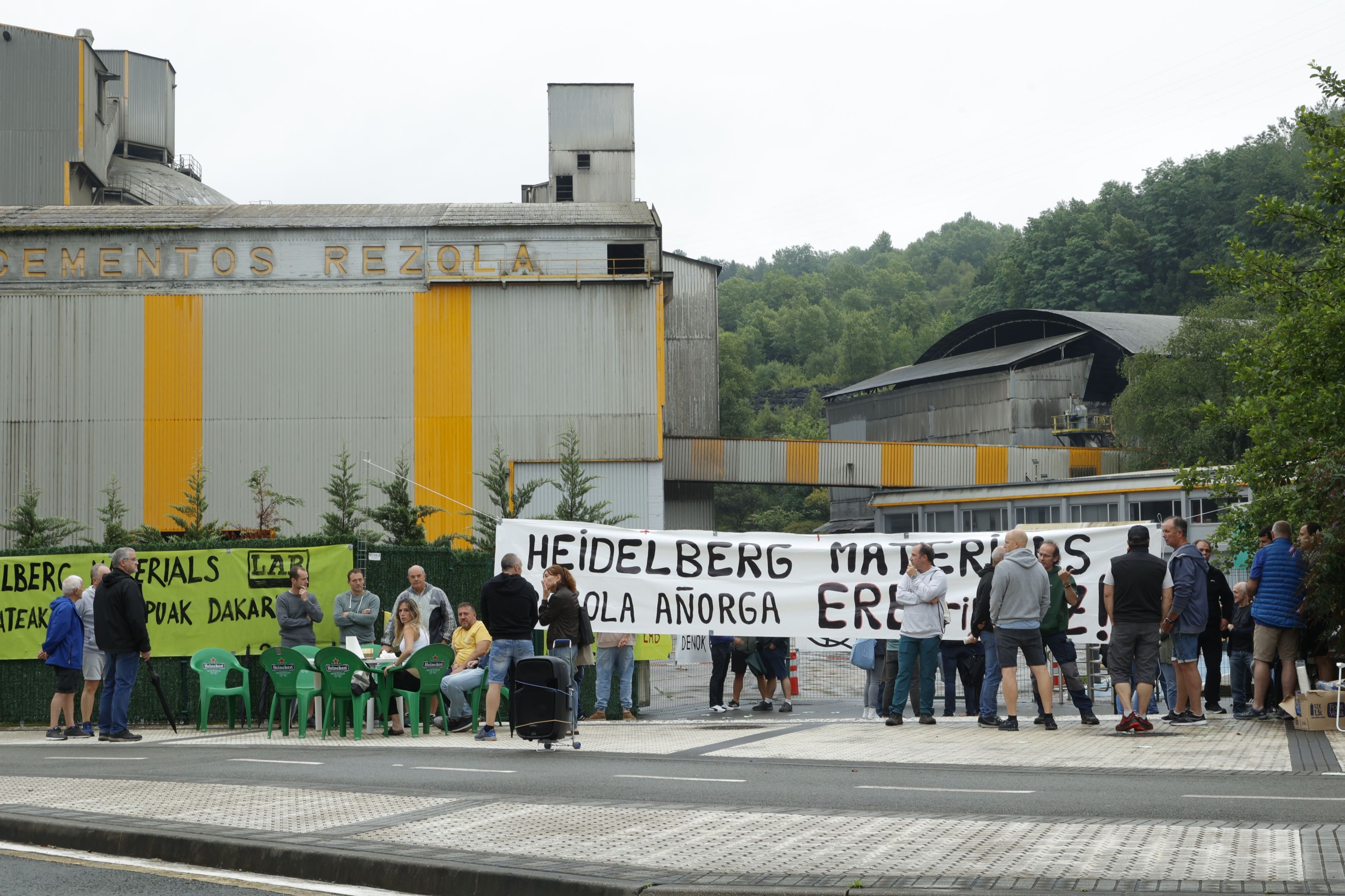 Cementos Rezolako langileak greba mugagabea hasi zuten egunean Añorgako fabrika kanpoan. MAIALEN ANDRES / FOKU