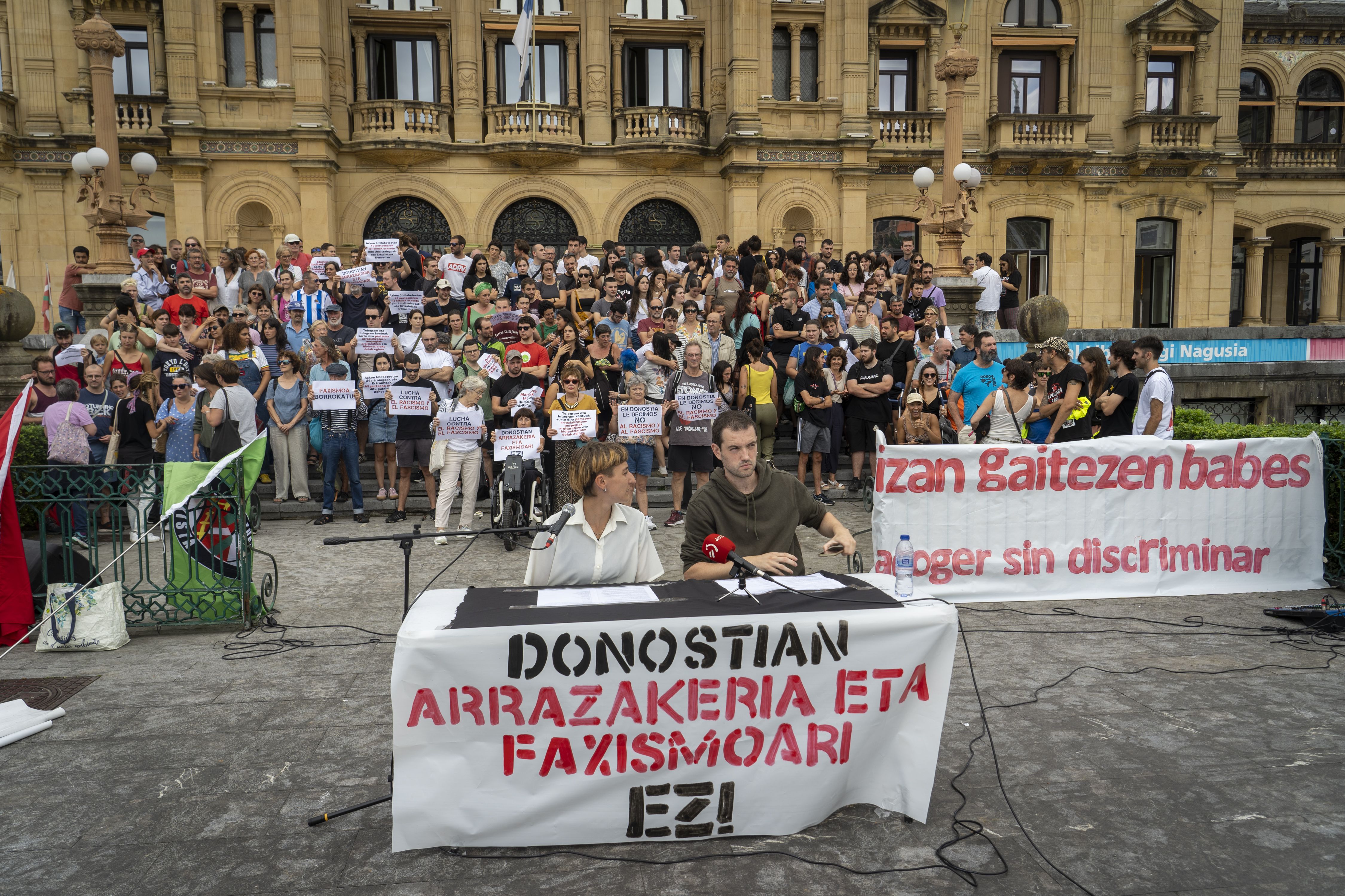 Donostiako udaletxearen atarian bildu dira Donostiako hainbat herritar. GORKA RUBIO / FOKU