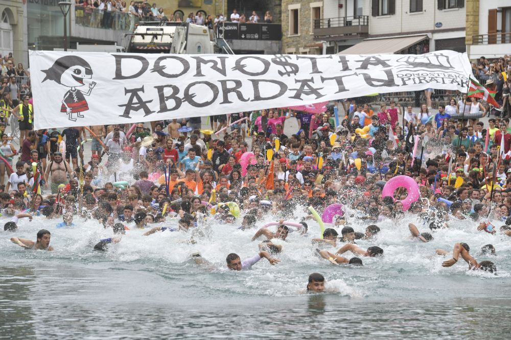 Iazko Aste Nagusiko Piraten abordatzea. IDOIA ZABALETA / FOKU