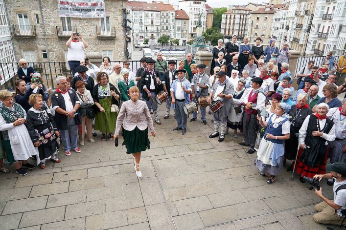 Ohorezko aurreskua dantzatu duten unea. L. RICO / EFE